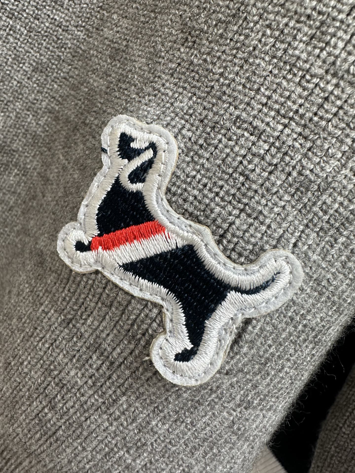 P250 TB 2025秋冬新款羊毛衫 手感柔软。 logo图案设计，贸易公司渠道稀出，同步官网发售！秋冬系列经典设计！此款毛衣甄选客供进口针织绵羊毛材质！柔软绵密的毛圈肌理，贴身穿着透气亲肤舒适，色彩靓丽、吸睛时髦度爆棚，与众不同的图案绝对可以让你在人群中出彩万分！休闲版型裁剪设计！上身效果减龄又百搭，轻松Get起日常休闲穿搭。尺码：M—3XL
