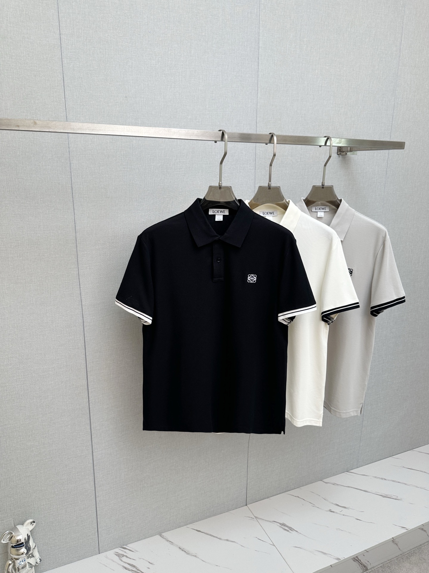 NO:936482,2026 spring and summer new style debut counter latest lapel short sleeves, refreshing and breathable. High-end customization, avant-garde and fashionable design!  The brand logo is designed with heavy craftsmanship. It feels soft. It is comfortable to wear. It has exquisite counter-level stitching. It has fine workmanship. The upper body effect is incomparably handsome!  A must-have item for a stylish man!  Size M-3XL,,T-shirt,198609092026春夏新款首发专柜最新款翻领短袖,清爽透气.高端订制 设计前卫时尚！品牌logo重工艺设计 手感柔软.穿着舒适.专柜级别精致车线.做工精细.上身效果无敌帅气！型男必备单品！码数M-3XL,,T-shirt,,Men's clothing