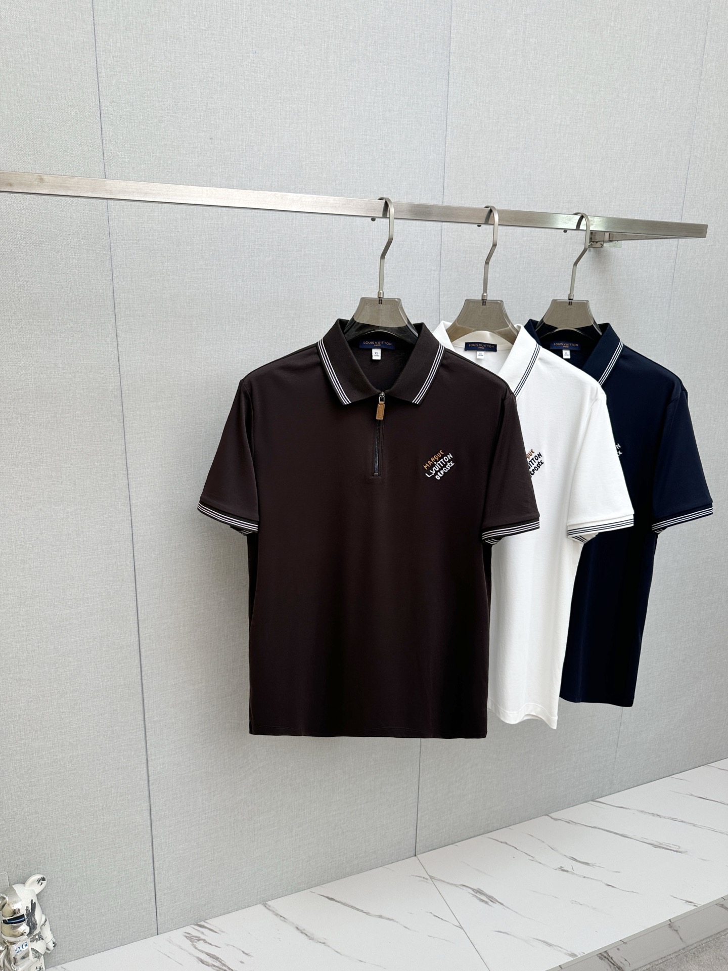 NO:947070,2026 spring and summer new style debut counter latest lapel short-sleeved, refreshing and breathable. High-end customization, avant-garde and fashionable design!  The brand logo emphasizes the craftsmanship design, soft to the touch. Comfortable to wear. Exquisite counter-level stitching. Fine workmanship. The upper body effect is incomparably handsome!  A must-have item for a stylish man!  Size M-3XL,,T-shirt,198609092026春夏新款首发专柜最新款翻领短袖,清爽透气.高端订制 设计前卫时尚！品牌logo重工艺设计 手感柔软.穿着舒适.专柜级别精致车线.做工精细.上身效果无敌帅气！型男必备单品！码数M-3XL,,T-shirt,,Men's clothing