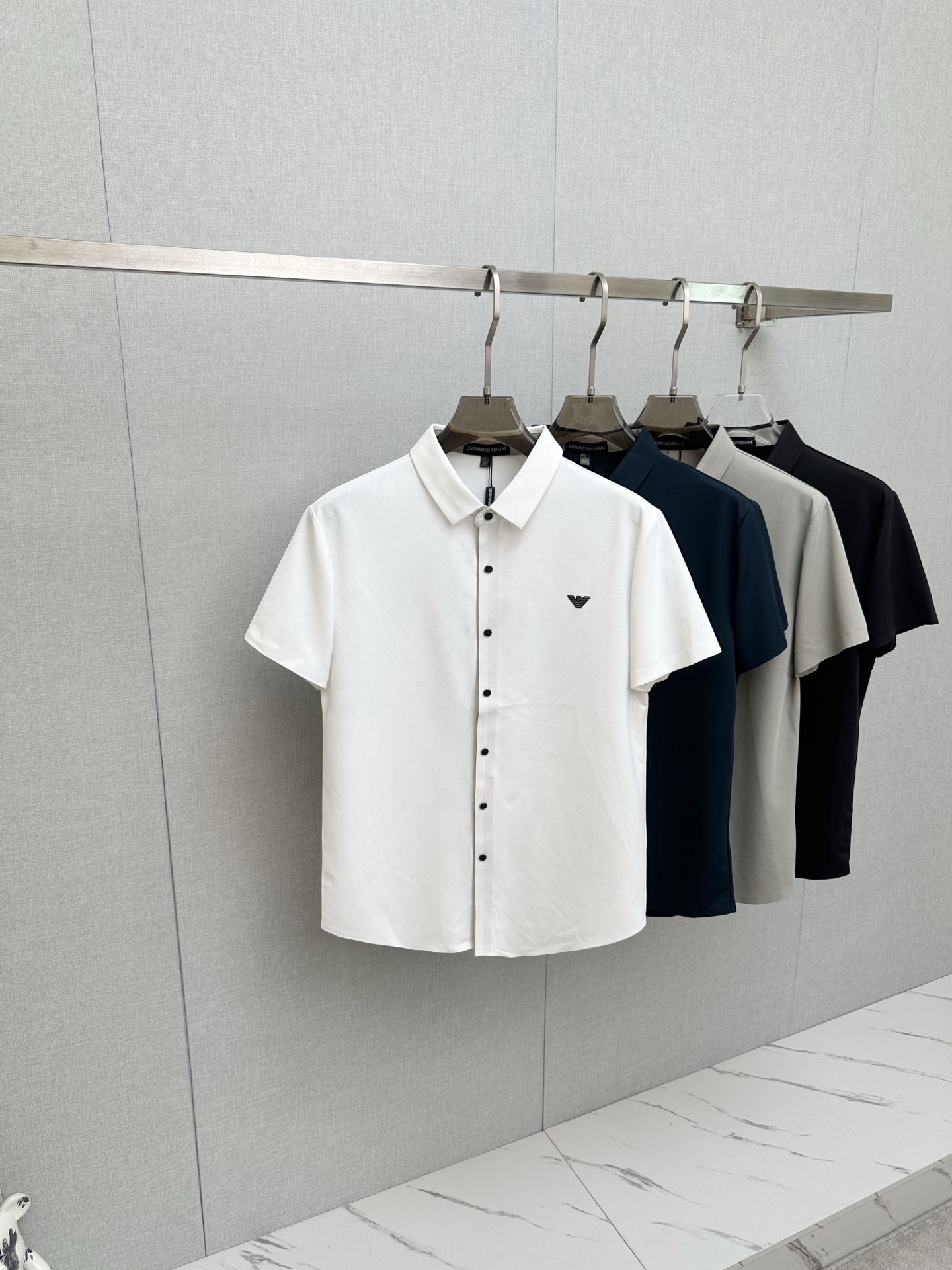 NO:912506,Amani's 2026 spring and summer new style debuts at the counter, the latest lapel short-sleeved style, refreshing and breathable. High-end customized design, avant-garde and fashionable!  The brand logo is designed with heavy craftsmanship. It feels soft. It is comfortable to wear. It has exquisite counter-level stitching. It has fine workmanship. The upper body effect is incomparably handsome!  A must-have item for a stylish man!  Size M-4XL,,T-shirt,19860909Amani 2026春夏新款首发专柜最新款翻领短袖,清爽透气.高端订制 设计前卫时尚！品牌logo重工艺设计 手感柔软.穿着舒适.专柜级别精致车线.做工精细.上身效果无敌帅气！型男必备单品！码数M-4XL,,T-shirt,,Men's clothing