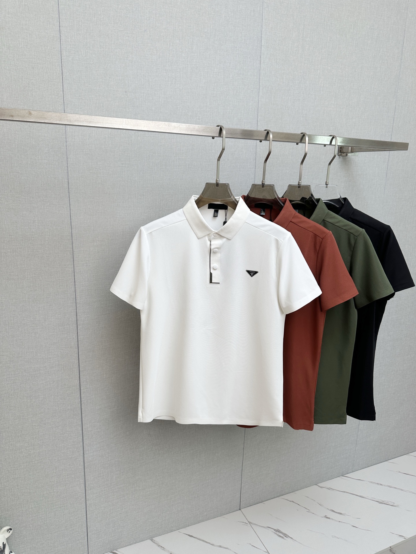 NO:912508,PRADA's 2026 spring and summer new styles are the latest model of lapel short-sleeves at the first launch counter, which are refreshing and breathable. High-end customized design is avant-garde and fashionable!  The brand logo is designed with heavy craftsmanship. It feels soft. It is comfortable to wear. It has exquisite counter-level stitching. It has fine workmanship. The upper body effect is incomparably handsome!  A must-have item for a stylish man!  Size M-4XL,,prada,T-shirt,19860909PRADA 2026春夏新款首发专柜最新款翻领短袖,清爽透气.高端订制 设计前卫时尚！品牌logo重工艺设计 手感柔软.穿着舒适.专柜级别精致车线.做工精细.上身效果无敌帅气！型男必备单品！码数M-4XL,,prada,T-shirt,,Men's clothing