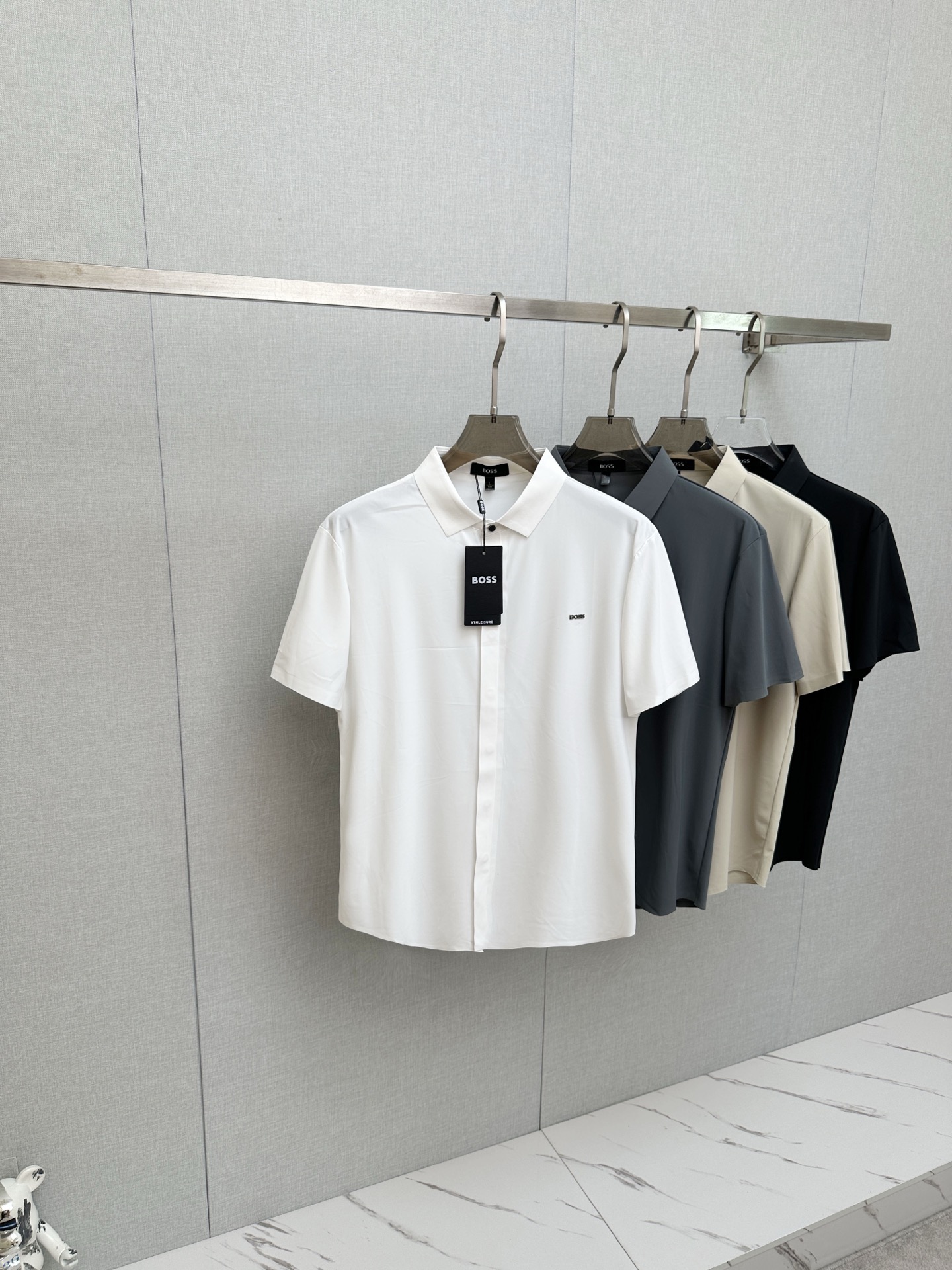NO:912510,BOSS 2026 spring and summer new style debut counter, the latest lapel short-sleeve, refreshing and breathable. High-end customized design, avant-garde and fashionable!  The brand logo is designed with heavy craftsmanship. It feels soft. It is comfortable to wear. It has exquisite counter-level stitching. It has fine workmanship. The upper body effect is incomparably handsome!  A must-have item for a stylish man!  Size M-4XL,,T-shirt,19860909BOSS 2026春夏新款首发专柜最新款翻领短袖,清爽透气.高端订制 设计前卫时尚！品牌logo重工艺设计 手感柔软.穿着舒适.专柜级别精致车线.做工精细.上身效果无敌帅气！型男必备单品！码数M-4XL,,T-shirt,,Men's clothing