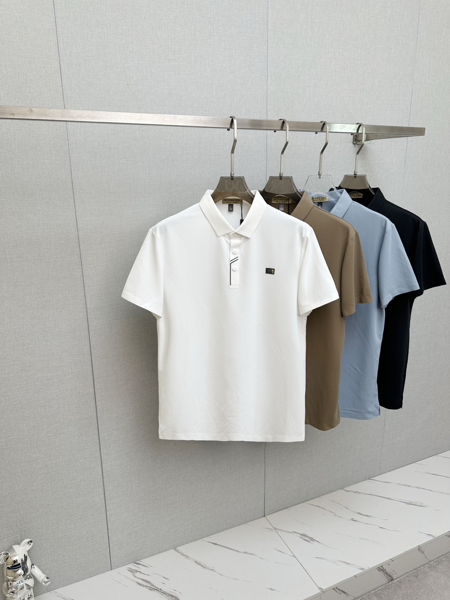 NO:912511,BURB's 2026 spring and summer new style debuts at the counter, the latest lapel short sleeves, refreshing and breathable. High-end customization with avant-garde and fashionable designs!  The brand logo is designed with heavy craftsmanship. It feels soft. It is comfortable to wear. It has exquisite counter-level stitching. It has fine workmanship. The upper body effect is incomparably handsome!  A must-have item for a stylish man!  Size M-4XL,,burberry,T-shirt,19860909BURB 2026春夏新款首发专柜最新款翻领短袖,清爽透气.高端订制 设计前卫时尚！品牌logo重工艺设计 手感柔软.穿着舒适.专柜级别精致车线.做工精细.上身效果无敌帅气！型男必备单品！码数M-4XL,,burberry,T-shirt,,Men's clothing
