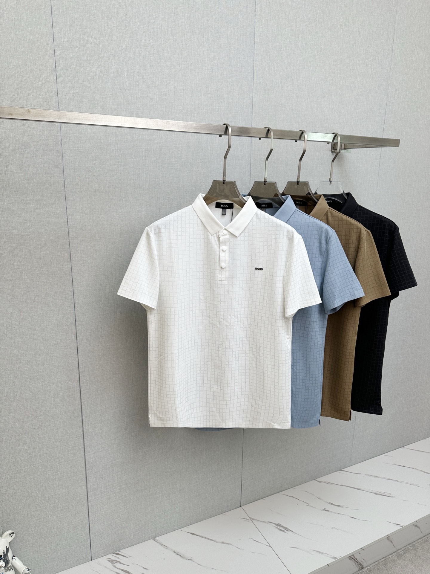 NO:912514,BOSS 2026 spring and summer new style debut counter, the latest lapel short-sleeve, refreshing and breathable. High-end customized design, avant-garde and fashionable!  The brand logo is designed with heavy craftsmanship. It feels soft. It is comfortable to wear. It has exquisite counter-level stitching. It has fine workmanship. The upper body effect is incomparably handsome!  A must-have item for a stylish man!  Size M-4XL,,T-shirt,19860909BOSS 2026春夏新款首发专柜最新款翻领短袖,清爽透气.高端订制 设计前卫时尚！品牌logo重工艺设计 手感柔软.穿着舒适.专柜级别精致车线.做工精细.上身效果无敌帅气！型男必备单品！码数M-4XL,,T-shirt,,Men's clothing