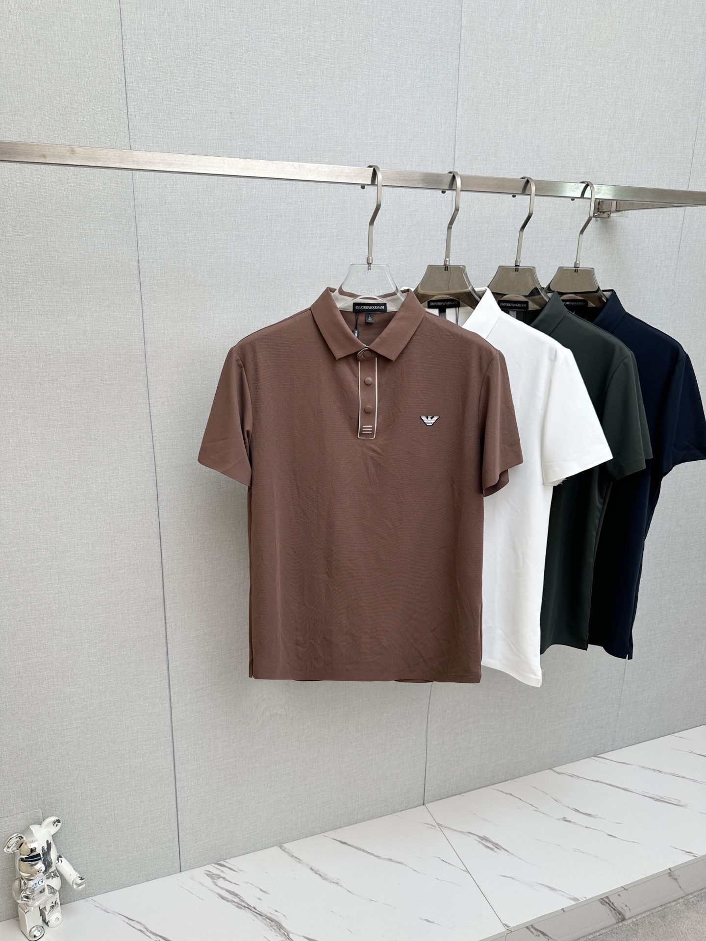 P200 Amani 2026 Nueva colección de primavera/verano, camiseta de cuello redondo de última moda en el mostrado…