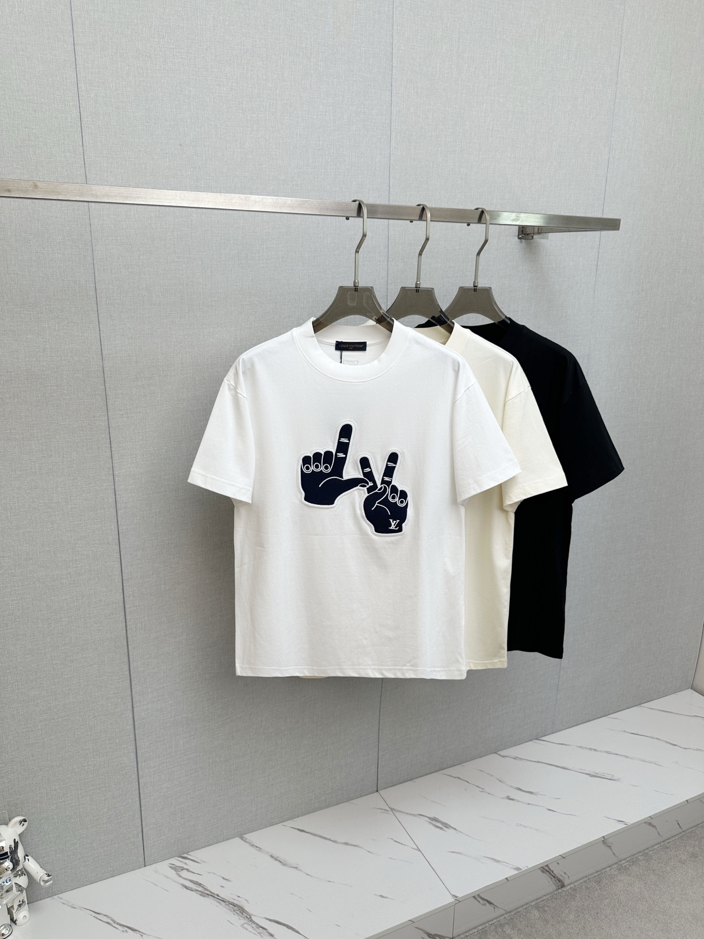 NO:927600,LV 2026ss spring and summer latest version of the latest version of the new debut counter, the latest short-sleeved round neck T-shirt, high-end customization, avant-garde and fashionable design!  Soft to the touch. Comfortable to wear. Exquisite counter-level stitching. Exquisite workmanship. The upper body effect is incomparably handsome!  A must-have item for a stylish man!  Size S—3XL,,louis vuitton,T-shirt,tees,t-shirt,19860909LV 2026ss 春夏最高版本新款首发专柜最新款短袖圆领T恤 高端订制 设计前卫时尚！手感柔软.穿着舒适.专柜级别精致车线.做工精细.上身效果无敌帅气！型男必备单品！ 码数S—3XL,,louis vuitton,T-shirt,tees，t-shirt,,Men's clothing