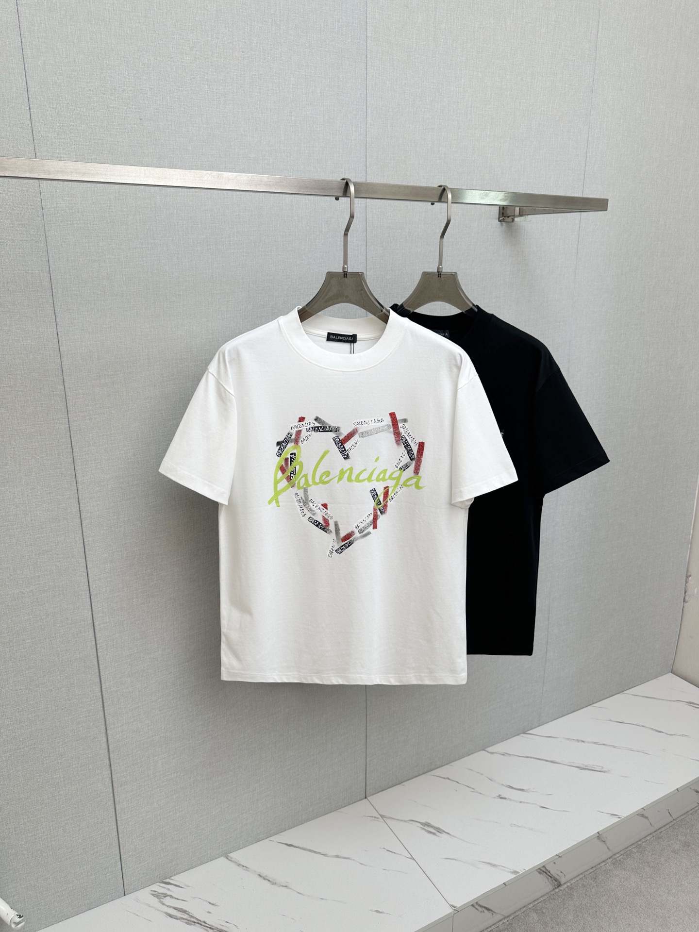 NO:927582,BAL 2026ss spring and summer's highest version of the new debut counter, the latest short-sleeved round neck T-shirt, high-end customization, avant-garde and fashionable design!  Soft to the touch. Comfortable to wear. Exquisite counter-level stitching. Exquisite workmanship. The upper body effect is incomparably handsome!  A must-have item for a stylish man!  Size S—3XL,,T-shirt,tees,t-shirt,19860909BAL 2026ss 春夏最高版本新款首发专柜最新款短袖圆领T恤 高端订制 设计前卫时尚！手感柔软.穿着舒适.专柜级别精致车线.做工精细.上身效果无敌帅气！型男必备单品！ 码数S—3XL,,T-shirt,tees，t-shirt,,Men's clothing