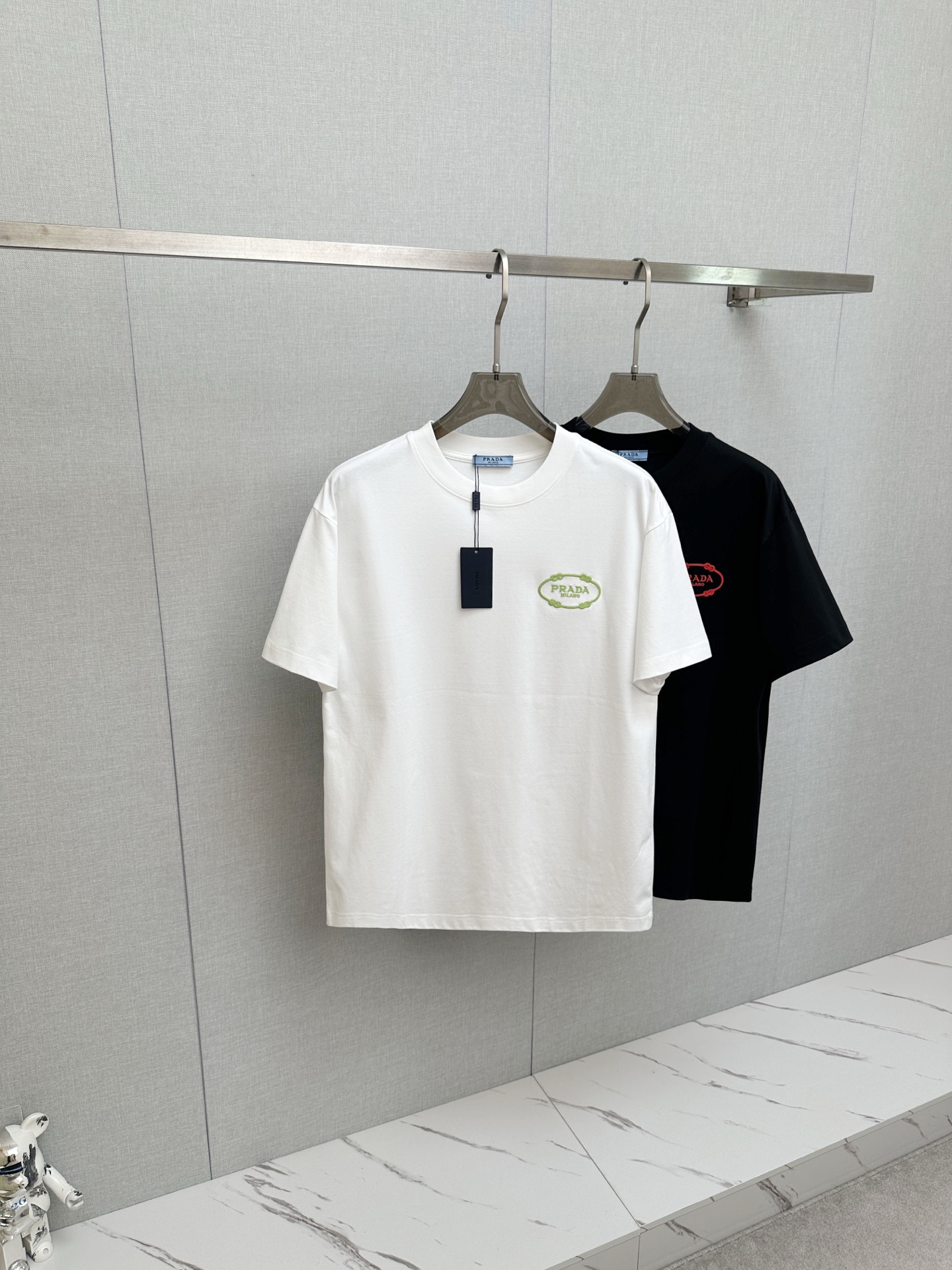 NO:927588,PRADA 2026ss spring and summer's highest version of the new debut counter, the latest short-sleeved round neck T-shirt, high-end customization, avant-garde and fashionable design!  Soft to the touch. Comfortable to wear. Exquisite counter-level stitching. Exquisite workmanship. The upper body effect is incomparably handsome!  A must-have item for a stylish man!  Size S—3XL,,prada,T-shirt,tees,t-shirt,19860909PRADA 2026ss 春夏最高版本新款首发专柜最新款短袖圆领T恤 高端订制 设计前卫时尚！手感柔软.穿着舒适.专柜级别精致车线.做工精细.上身效果无敌帅气！型男必备单品！ 码数S—3XL,,prada,T-shirt,tees，t-shirt,,Men's clothing
