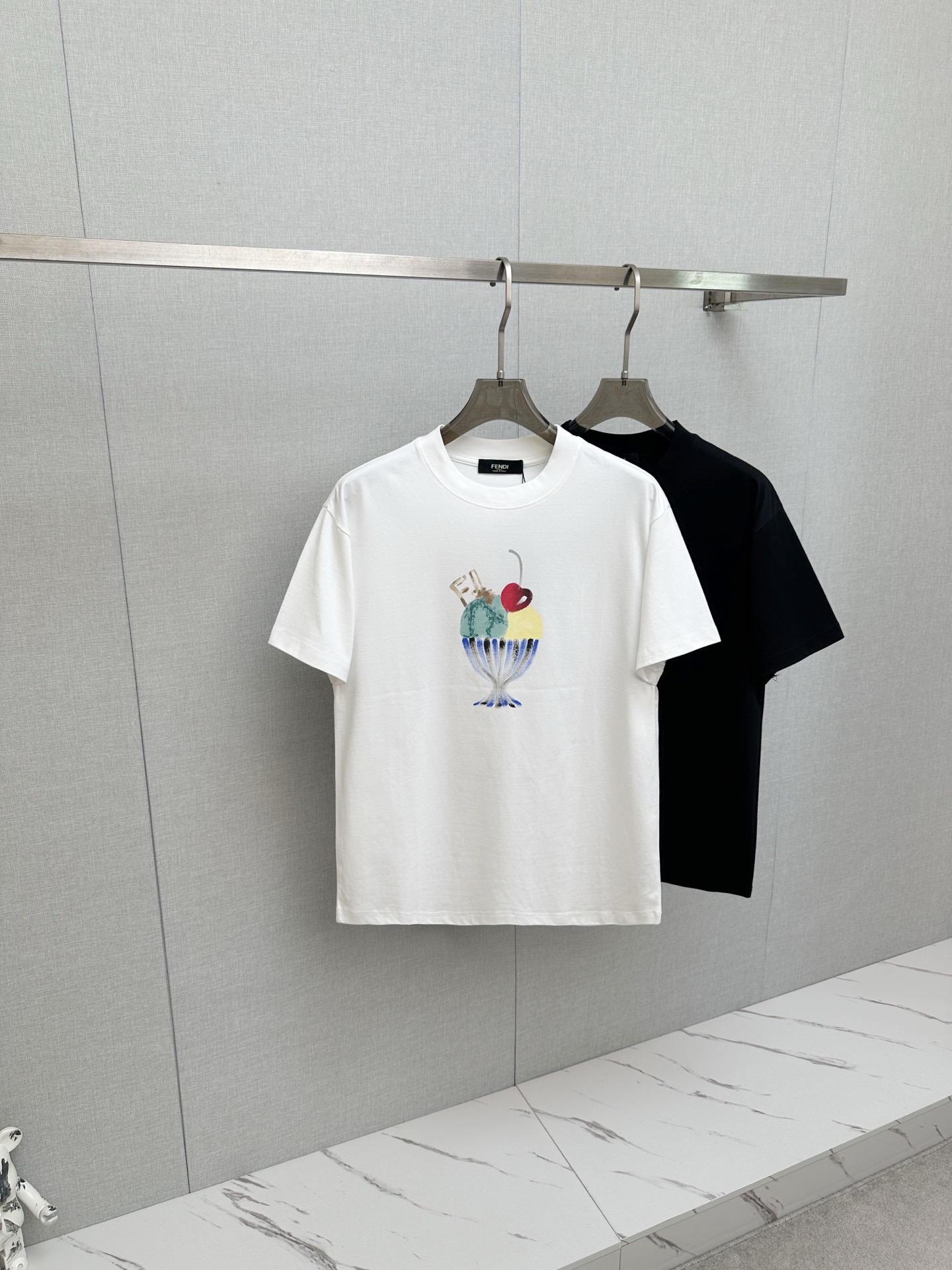 NO:927594,FD 2026ss spring and summer's highest version of the new debut counter, the latest short-sleeved round neck T-shirt, high-end customization, avant-garde and fashionable design!  Soft to the touch. Comfortable to wear. Exquisite counter-level stitching. Exquisite workmanship. The upper body effect is incomparably handsome!  A must-have item for a stylish man!  Size S—3XL,,T-shirt,tees,t-shirt,19860909FD 2026ss 春夏最高版本新款首发专柜最新款短袖圆领T恤 高端订制 设计前卫时尚！手感柔软.穿着舒适.专柜级别精致车线.做工精细.上身效果无敌帅气！型男必备单品！ 码数S—3XL,,T-shirt,tees，t-shirt,,Men's clothing