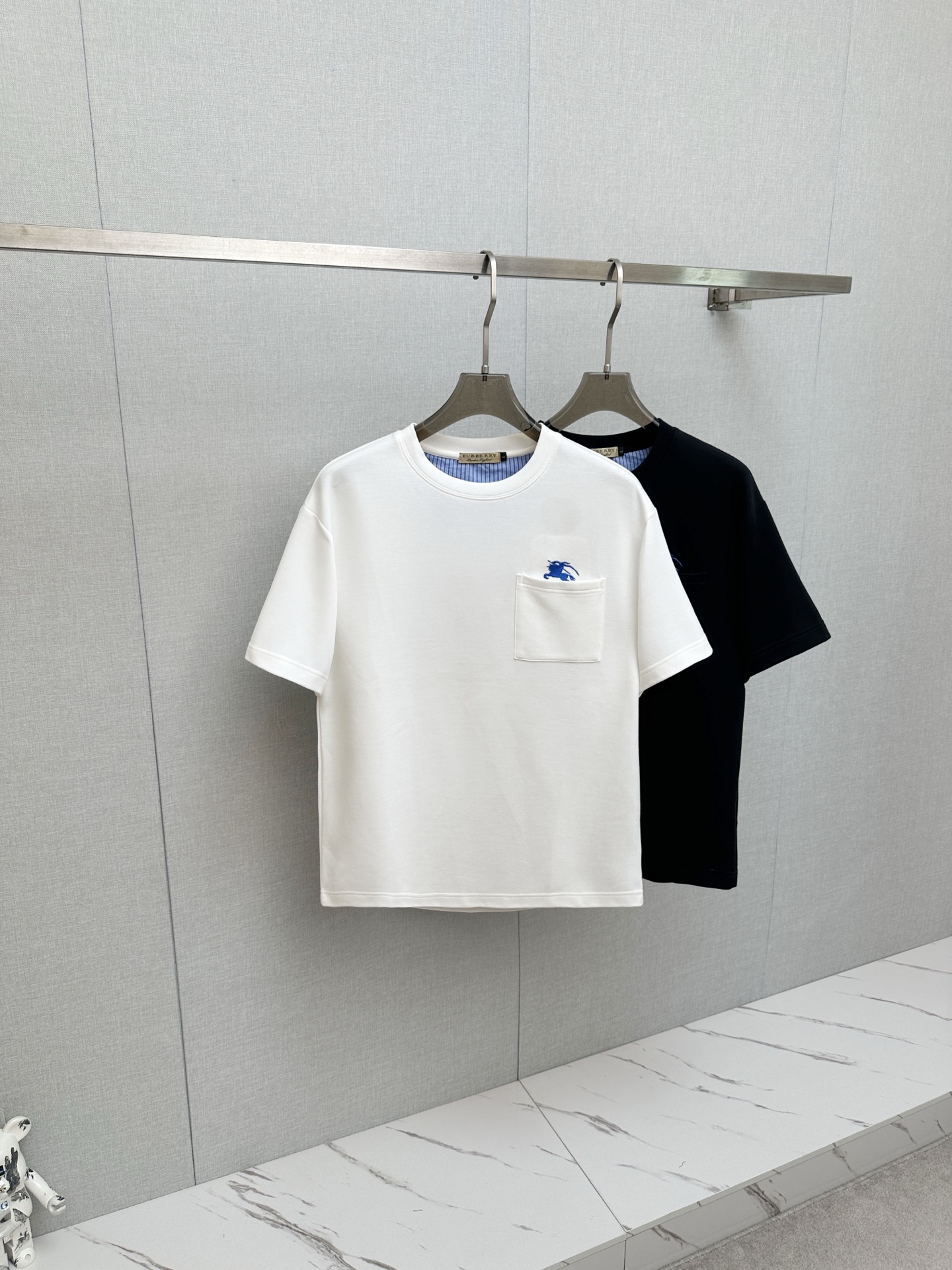 NO:952023,BURB top quality 2026 new short sleeves!  Original customized fabric, soft to the touch. Top imported private goods, fashionable design and trendy short sleeves, without losing luxury. There is no doubt about the quality. The upper body effect is great, the same style as the luxury official website!  Size M—3XL,,burberry,T-shirt,19860909BURB 顶级品质 2026新品短袖！原版定制面料,手感柔软.顶级进口私货,时尚设计潮流短袖,不失奢华 品质毋庸置疑 上身效果超赞,奢华官网同款！尺码M—3XL,,burberry,T-shirt,,Men's clothing