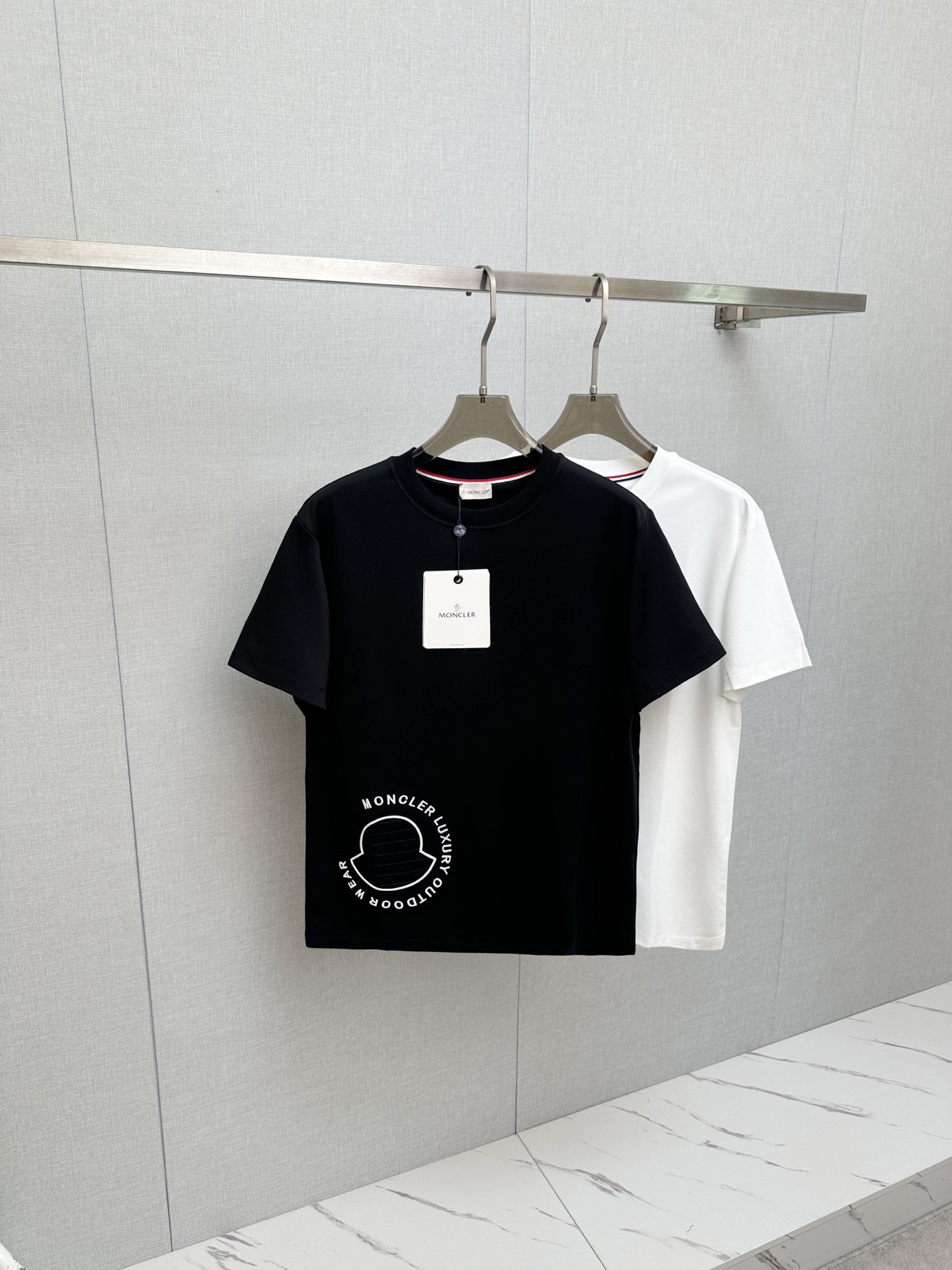 NO:952062,MO Mouth Top Quality 2026 New Short Sleeves!  Original customized fabric, soft to the touch. Top imported private goods, fashionable design and trendy short sleeves, without losing luxury. There is no doubt about the quality. The upper body effect is great, the same style as the luxury official website!  Size S—2XL,,Moncler,T-shirt,19860909MO蒙口 顶级品质 2026新品短袖！原版定制面料,手感柔软.顶级进口私货,时尚设计潮流短袖,不失奢华 品质毋庸置疑 上身效果超赞,奢华官网同款！尺码S—2XL,,Moncler,T-shirt,,Men's clothing