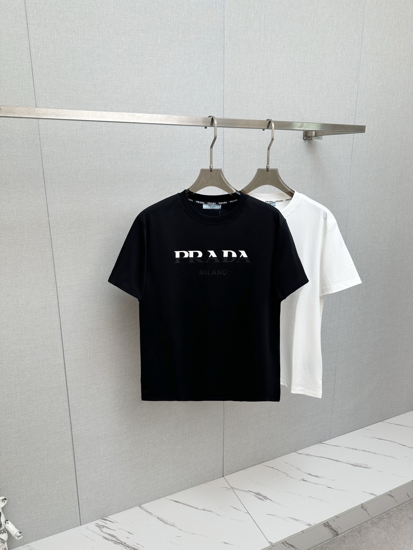NO:952048,PRADA top quality 2026 new short sleeves!  Original customized fabric, soft to the touch. Top imported private goods, fashionable design and trendy short sleeves, without losing luxury. There is no doubt about the quality. The upper body effect is great, the same style as the luxury official website!  Size S—2XL,,prada,T-shirt,19860909PRADA 顶级品质 2026新品短袖！原版定制面料,手感柔软.顶级进口私货,时尚设计潮流短袖,不失奢华 品质毋庸置疑 上身效果超赞,奢华官网同款！尺码S—2XL,,prada,T-shirt,,Men's clothing