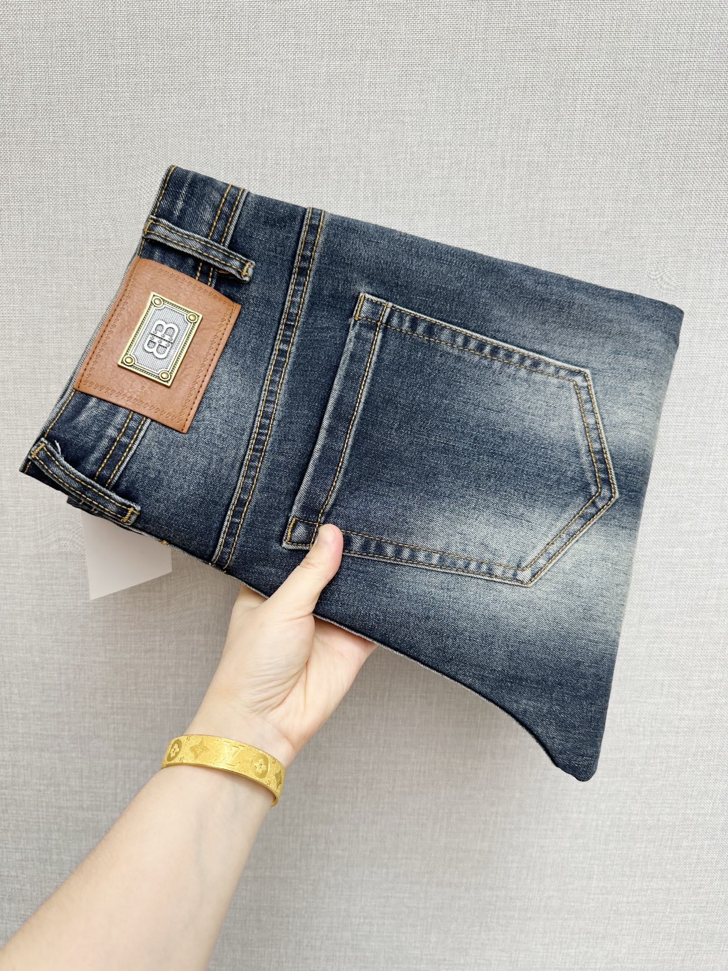 NO:931172,The official website counter is on sale at the same time, the original order is very good, a super stylish pair of jeans, customized original washed denim fabric, unique design, top-notch printing technology letter pattern logo, original hardware accessories decoration, an extremely outstanding pair of jeans, the materials and craftsmanship are extremely luxurious and exquisite, extremely high-grade, handsome and stylish upper body, recommended, code number 29-38,,jeans,19860909官网专柜同步有售,原单狠货,超级有范儿的一款牛仔裤,定制原版水洗牛仔面料,独特设计,顶级印花工艺字母图案logo,原版五金辅料装饰,极为翘楚的一款牛仔裤,用料与工艺都极致奢华精湛,档次极高,上身帅气有型,推荐,码数29—38,,jeans,,Men's clothing