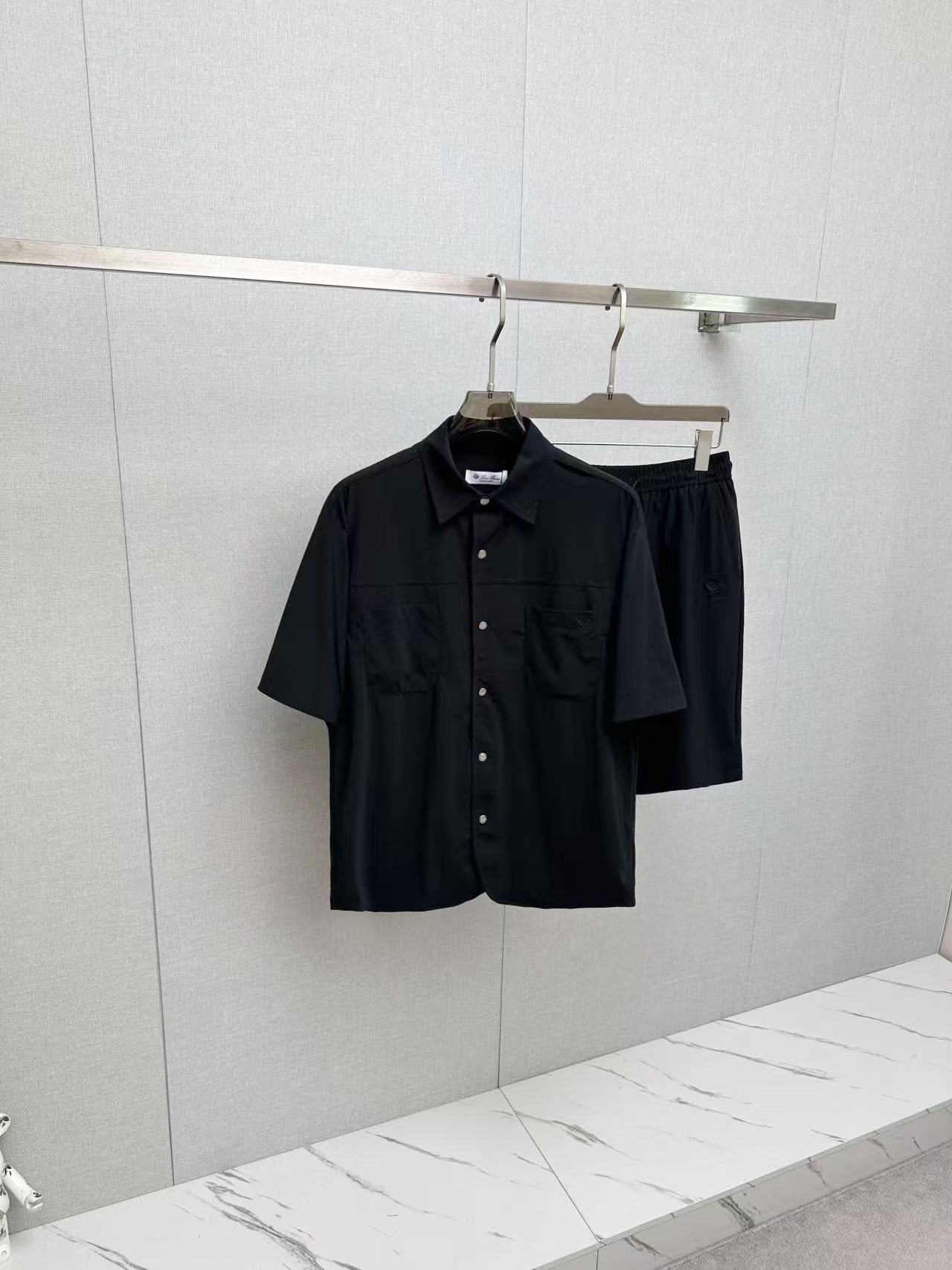 NO:931150,LP 1941 new casual suit, with exquisite and high-end details, full of high-end feeling. Customized high-end fabrics, the upper body is crisp and stylish, comfortable and not tight. The clean and neat tailoring is full of urban style, which makes you feel good when you wear it. It is the first choice for high-end fashion people, and the upper body effect is super good-looking!  Size:M-3XL,,loro piana,19860909LP 1941新款休闲套装,细节精致高级,高级感满满.定制高端面料,上身挺括有型,舒适不紧绷.干净利落的剪裁都市风十足,穿上心情就好,高端潮流时尚人士首选,上身效果超级好看！码数:M-3XL,,loro piana,,Men's clothing
