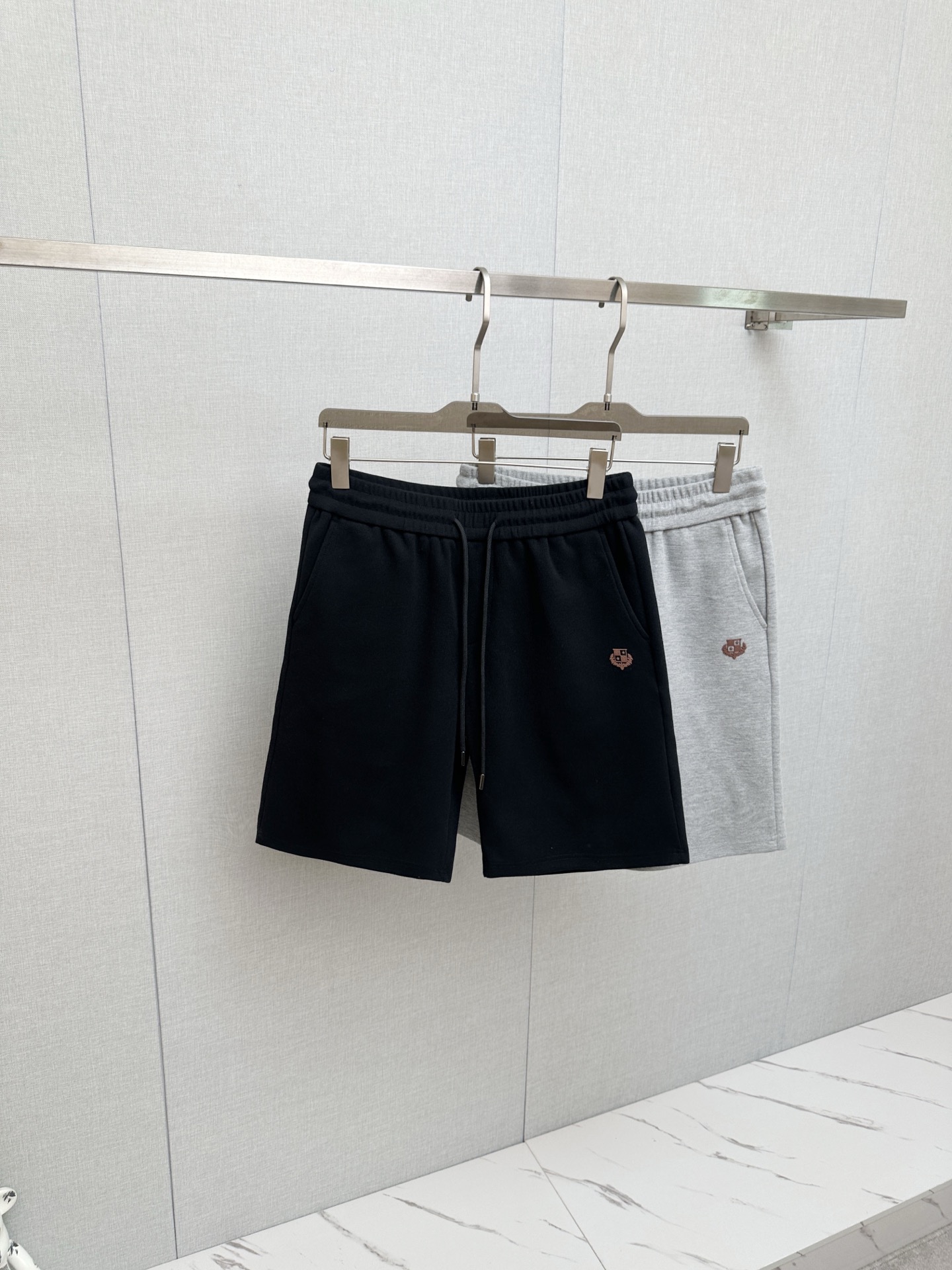 NO:931142,LP popular shorts 2026ss new men's casual shorts, high-end version!  Custom-made fabrics at the counter are highly breathable and comfortable, with impeccable details. The brand design concept reflects high quality. It feels delicate and soft!  It presents a casual cut and the upper body shape is awesome!  Size M-4XL,,loro piana,shorts,19860909LP 爆款短裤2026ss新款男士休闲短裤,高端版本！专柜定制面料 透气舒适度高,细节无可挑剔,品牌设计理念,体现高品质.手感细腻柔软！呈现休闲裁剪,上身版型超赞！码数M-4XL,,loro piana,shorts,,Men's clothing