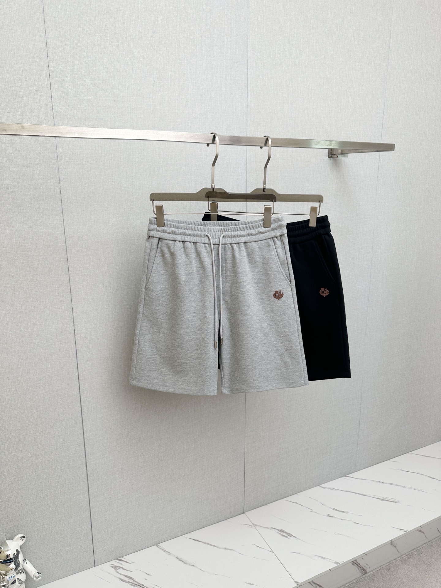 NO:937447,LP popular shorts 2026ss new men's casual shorts, high-end version!  Custom-made fabrics at the counter are highly breathable and comfortable, with impeccable details. The brand design concept reflects high quality. It feels delicate and soft!  It presents a casual cut and the upper body shape is awesome!  Size M-4XL,,loro piana,shorts,19860909LP 爆款短裤2026ss新款男士休闲短裤,高端版本！专柜定制面料 透气舒适度高,细节无可挑剔,品牌设计理念,体现高品质.手感细腻柔软！呈现休闲裁剪,上身版型超赞！码数M-4XL,,loro piana,shorts,,Men's clothing