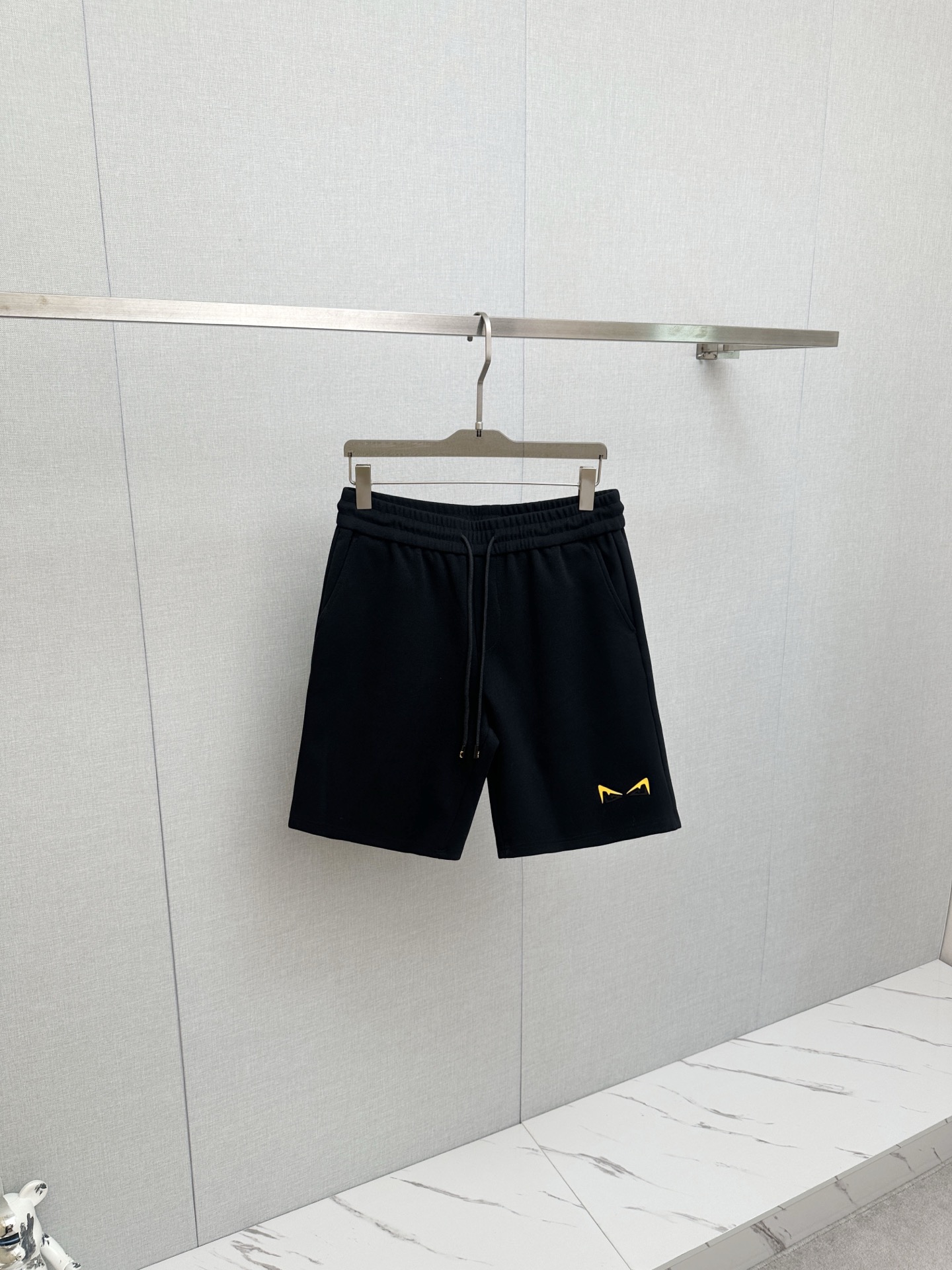 NO:937450,FD popular shorts 2026ss new men's casual shorts, high-end version!  Custom-made fabrics at the counter are highly breathable and comfortable, with impeccable details. The brand design concept reflects high quality. It feels delicate and soft!  It presents a casual cut and the upper body shape is awesome!  Size M-4XL,,shorts,19860909FD 爆款短裤2026ss新款男士休闲短裤,高端版本！专柜定制面料 透气舒适度高,细节无可挑剔,品牌设计理念,体现高品质.手感细腻柔软！呈现休闲裁剪,上身版型超赞！码数M-4XL,,shorts,,Men's clothing