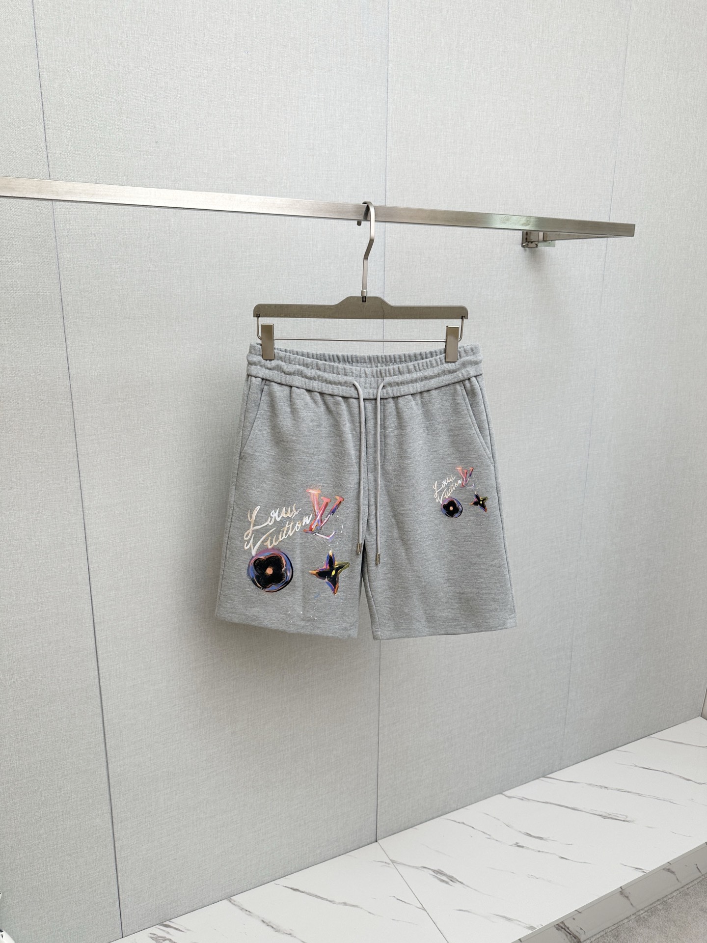 NO:937453,LV hot style shorts 2026ss new men's casual shorts, high-end version!  Custom-made fabrics at the counter are highly breathable and comfortable, with impeccable details. The brand design concept reflects high quality. It feels delicate and soft!  It presents a casual cut and the upper body shape is awesome!  Size M-4XL,,louis vuitton,shorts,19860909LV 爆款短裤2026ss新款男士休闲短裤,高端版本！专柜定制面料 透气舒适度高,细节无可挑剔,品牌设计理念,体现高品质.手感细腻柔软！呈现休闲裁剪,上身版型超赞！码数M-4XL,,louis vuitton,shorts,,Men's clothing