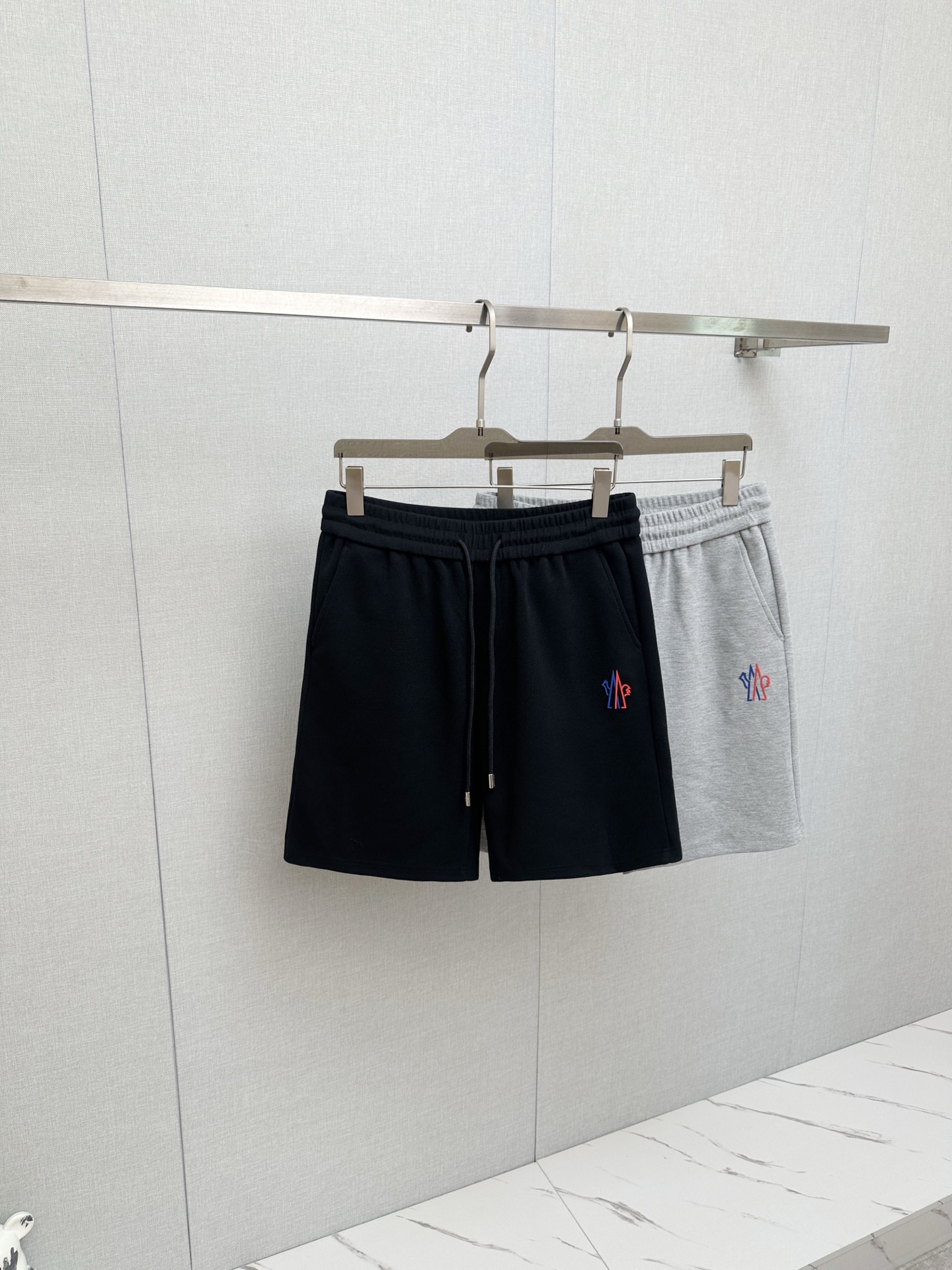 NO:937430,MO popular shorts 2026ss new men's casual shorts, high-end version!  Custom-made fabrics at the counter are highly breathable and comfortable, with impeccable details. The brand design concept reflects high quality. It feels delicate and soft!  It presents a casual cut and the upper body shape is awesome!  Size M-4XL,,shorts,19860909MO 爆款短裤2026ss新款男士休闲短裤,高端版本！专柜定制面料 透气舒适度高,细节无可挑剔,品牌设计理念,体现高品质.手感细腻柔软！呈现休闲裁剪,上身版型超赞！码数M-4XL,,shorts,,Men's clothing