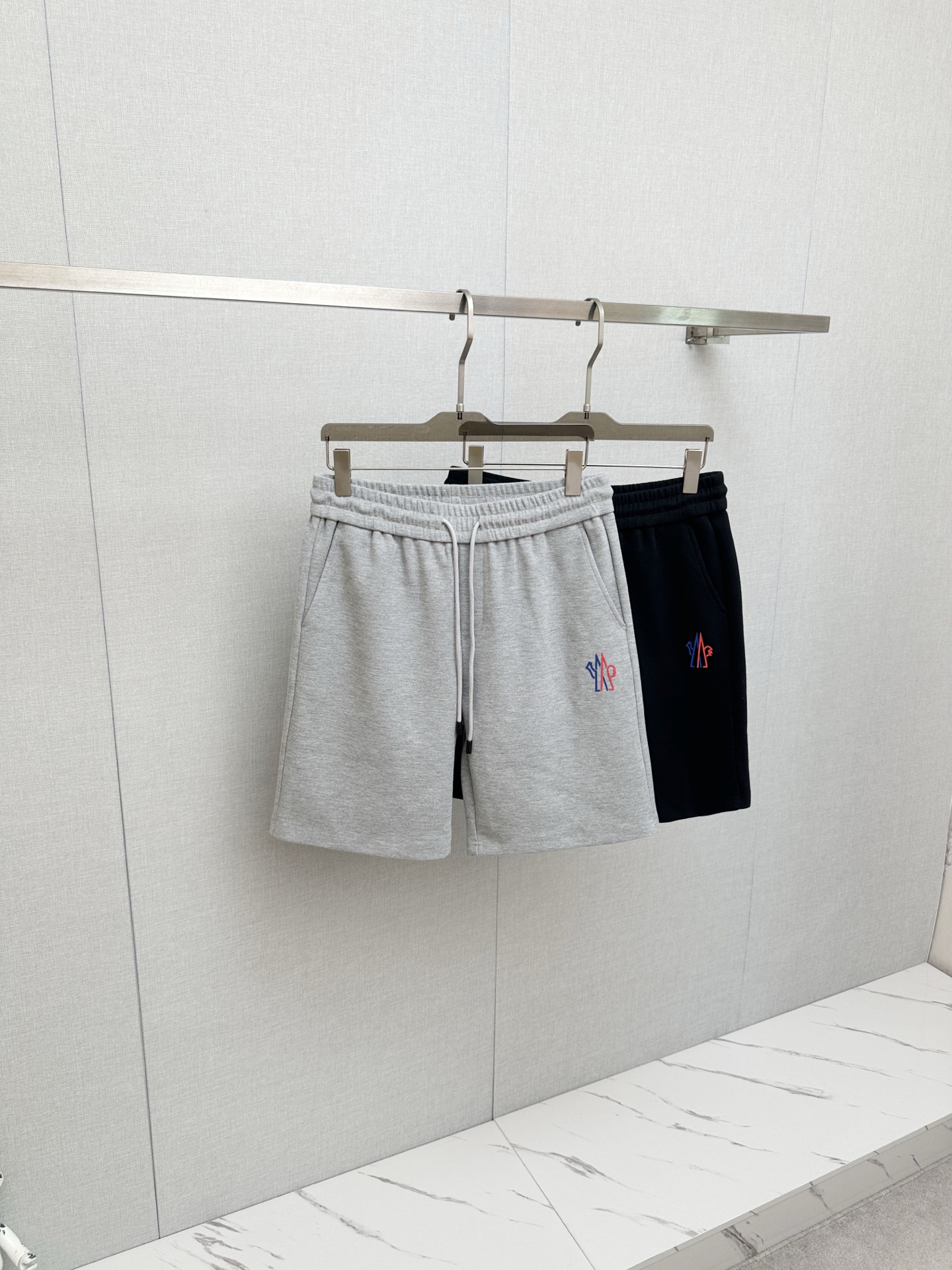 NO:931130,MO popular shorts 2026ss new men's casual shorts, high-end version!  Custom-made fabrics at the counter are highly breathable and comfortable, with impeccable details. The brand design concept reflects high quality. It feels delicate and soft!  It presents a casual cut and the upper body shape is awesome!  Size M-4XL,,shorts,19860909MO 爆款短裤2026ss新款男士休闲短裤,高端版本！专柜定制面料 透气舒适度高,细节无可挑剔,品牌设计理念,体现高品质.手感细腻柔软！呈现休闲裁剪,上身版型超赞！码数M-4XL,,shorts,,Men's clothing
