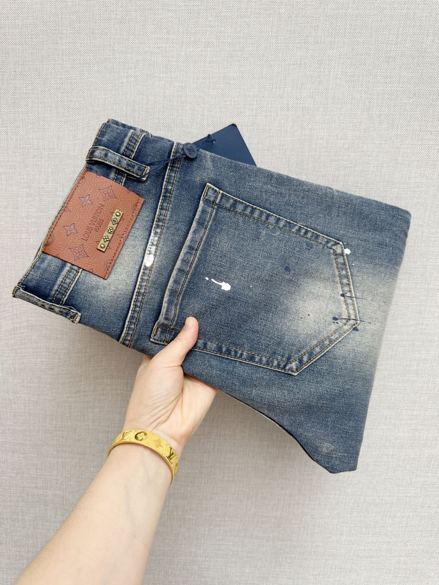 NO:931226,The official website counter is on sale at the same time, the original order is very good, a super stylish pair of jeans, customized original washed denim fabric, unique design, top-notch printing technology letter pattern logo, original hardware accessories decoration, an extremely outstanding pair of jeans, the materials and craftsmanship are extremely luxurious and exquisite, extremely high-grade, handsome and stylish upper body, recommended, code number 29-38,,jeans,19860909官网专柜同步有售,原单狠货,超级有范儿的一款牛仔裤,定制原版水洗牛仔面料,独特设计,顶级印花工艺字母图案logo,原版五金辅料装饰,极为翘楚的一款牛仔裤,用料与工艺都极致奢华精湛,档次极高,上身帅气有型,推荐,码数29—38,,jeans,,Men's clothing
