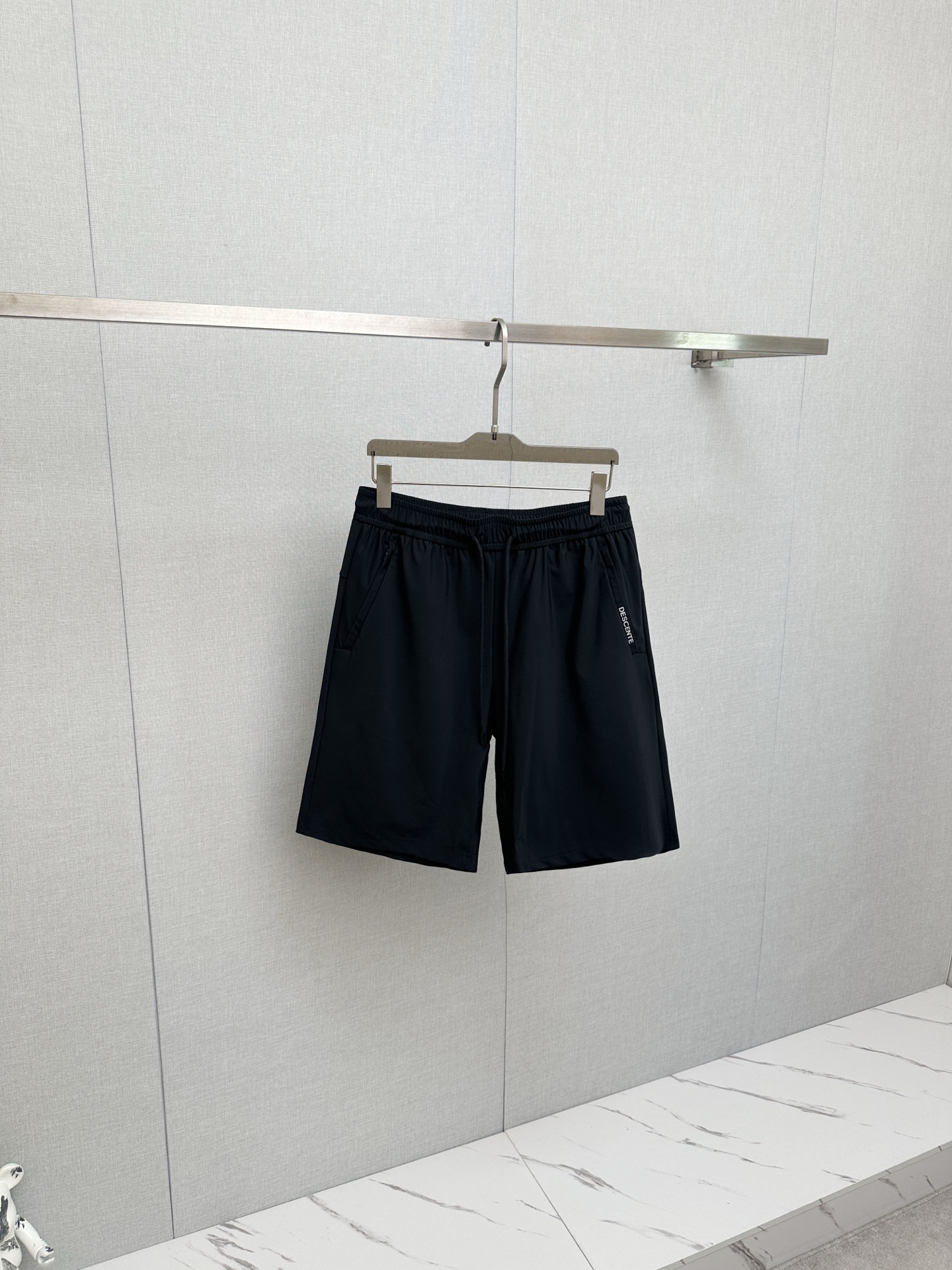 NO:937432,Hot shorts 2026ss new men's casual shorts, high-end version!  Custom-made fabrics at the counter are highly breathable and comfortable, with impeccable details. The brand design concept reflects high quality. It feels delicate and soft!  It presents a casual cut and the upper body shape is awesome!  Size M-4XL,,shorts,19860909爆款短裤2026ss新款男士休闲短裤,高端版本！专柜定制面料 透气舒适度高,细节无可挑剔,品牌设计理念,体现高品质.手感细腻柔软！呈现休闲裁剪,上身版型超赞！码数M-4XL,,shorts,,Men's clothing