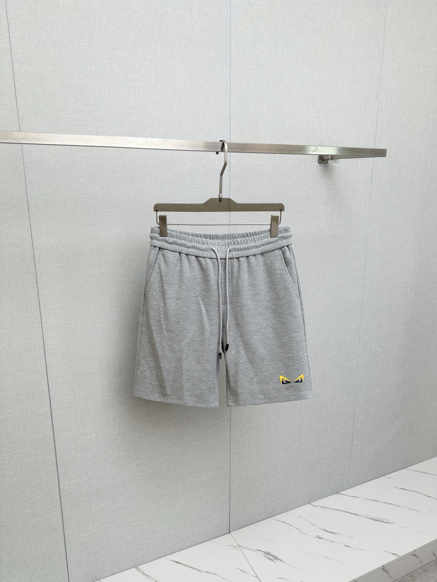 NO:937434,FD popular shorts 2026ss new men's casual shorts, high-end version!  Custom-made fabrics at the counter are highly breathable and comfortable, with impeccable details. The brand design concept reflects high quality. It feels delicate and soft!  It presents a casual cut and the upper body shape is awesome!  Size M-4XL,,shorts,19860909FD 爆款短裤2026ss新款男士休闲短裤,高端版本！专柜定制面料 透气舒适度高,细节无可挑剔,品牌设计理念,体现高品质.手感细腻柔软！呈现休闲裁剪,上身版型超赞！码数M-4XL,,shorts,,Men's clothing
