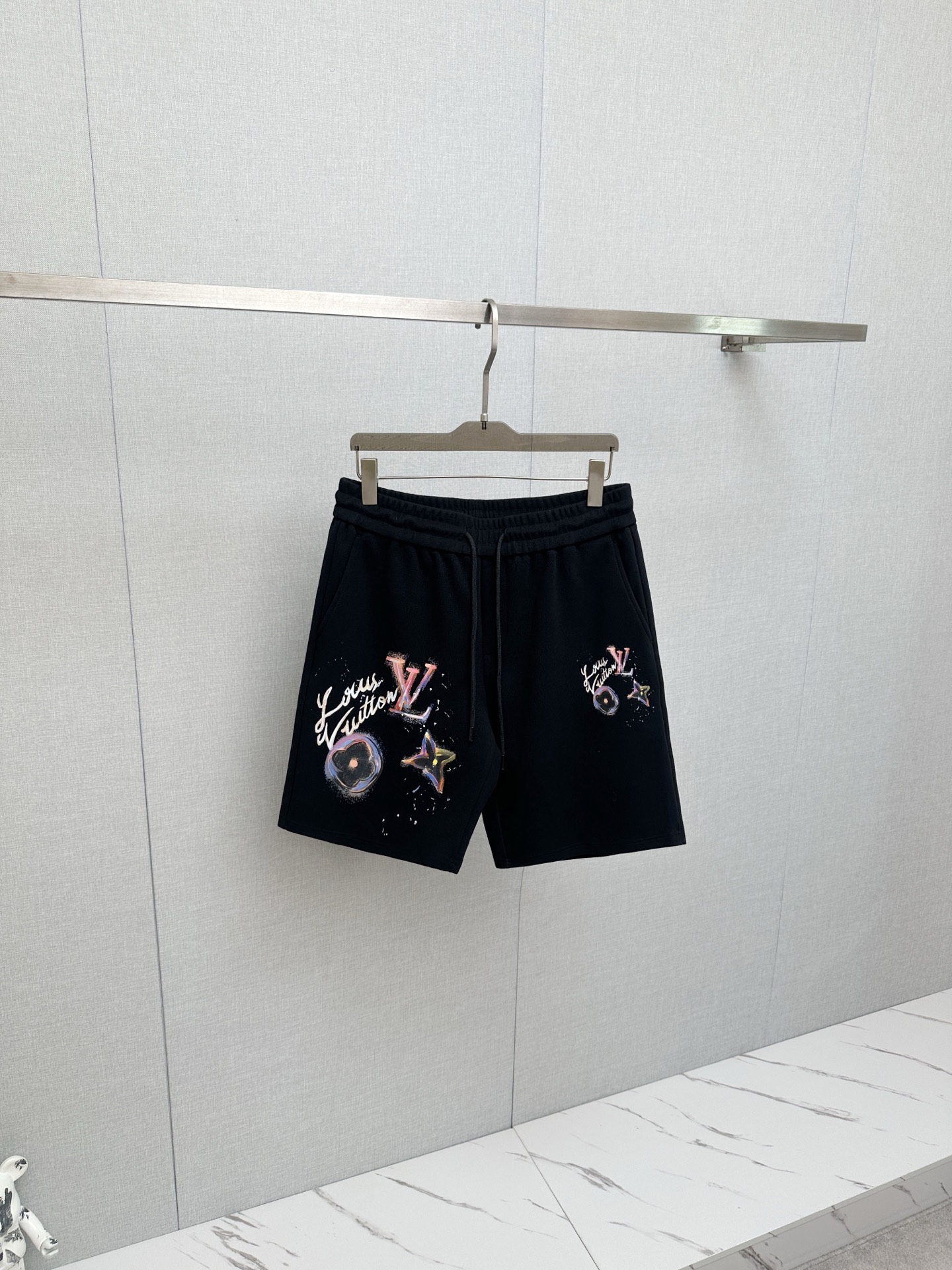 NO:937436,LV hot style shorts 2026ss new men's casual shorts, high-end version!  Custom-made fabrics at the counter are highly breathable and comfortable, with impeccable details. The brand design concept reflects high quality. It feels delicate and soft!  It presents a casual cut and the upper body shape is awesome!  Size M-4XL,,louis vuitton,shorts,19860909LV 爆款短裤2026ss新款男士休闲短裤,高端版本！专柜定制面料 透气舒适度高,细节无可挑剔,品牌设计理念,体现高品质.手感细腻柔软！呈现休闲裁剪,上身版型超赞！码数M-4XL,,louis vuitton,shorts,,Men's clothing