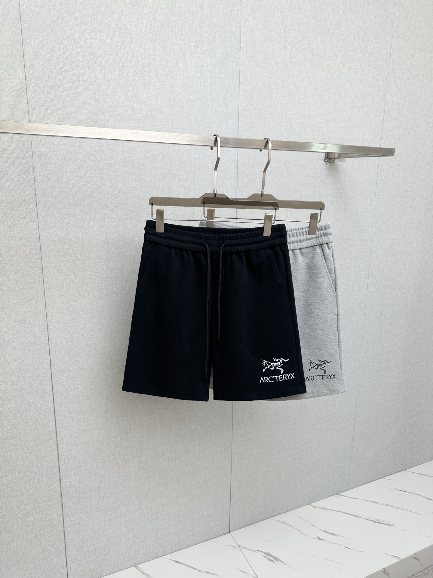NO:936446,Hot shorts 2026ss new men's casual shorts, high-end version!  Custom-made fabrics at the counter are highly breathable and comfortable, with impeccable details. The brand design concept reflects high quality. It feels delicate and soft!  It presents a casual cut and the upper body shape is awesome!  Size M-4XL,,shorts,19860909爆款短裤2026ss新款男士休闲短裤,高端版本！专柜定制面料 透气舒适度高,细节无可挑剔,品牌设计理念,体现高品质.手感细腻柔软！呈现休闲裁剪,上身版型超赞！码数M-4XL,,shorts,,Men's clothing