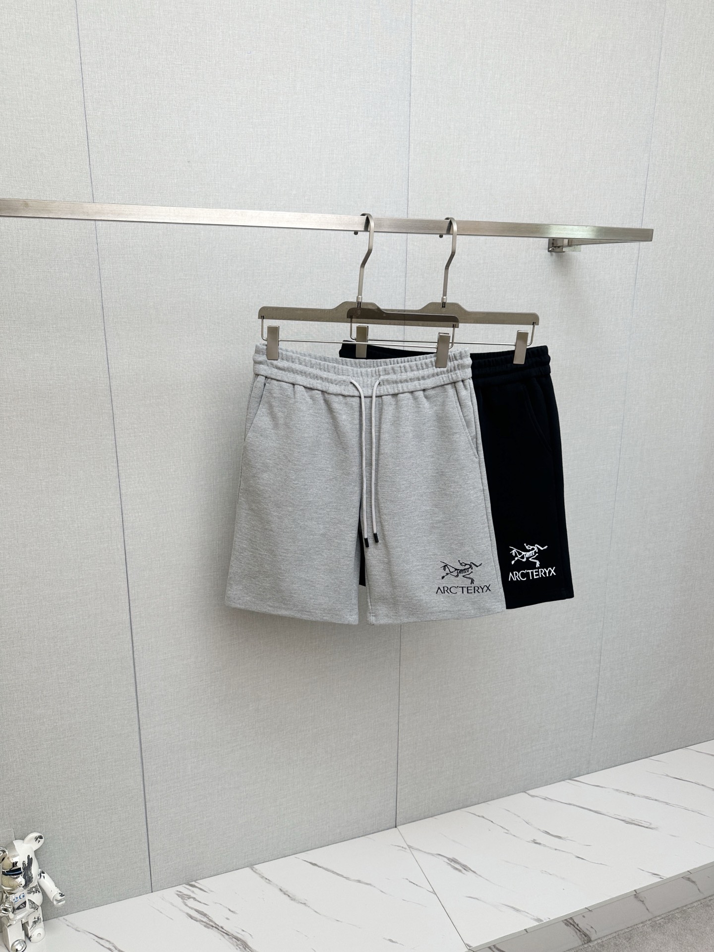 NO:937439,Hot shorts 2026ss new men's casual shorts, high-end version!  Custom-made fabrics at the counter are highly breathable and comfortable, with impeccable details. The brand design concept reflects high quality. It feels delicate and soft!  It presents a casual cut and the upper body shape is awesome!  Size M-4XL,,shorts,19860909爆款短裤2026ss新款男士休闲短裤,高端版本！专柜定制面料 透气舒适度高,细节无可挑剔,品牌设计理念,体现高品质.手感细腻柔软！呈现休闲裁剪,上身版型超赞！码数M-4XL,,shorts,,Men's clothing