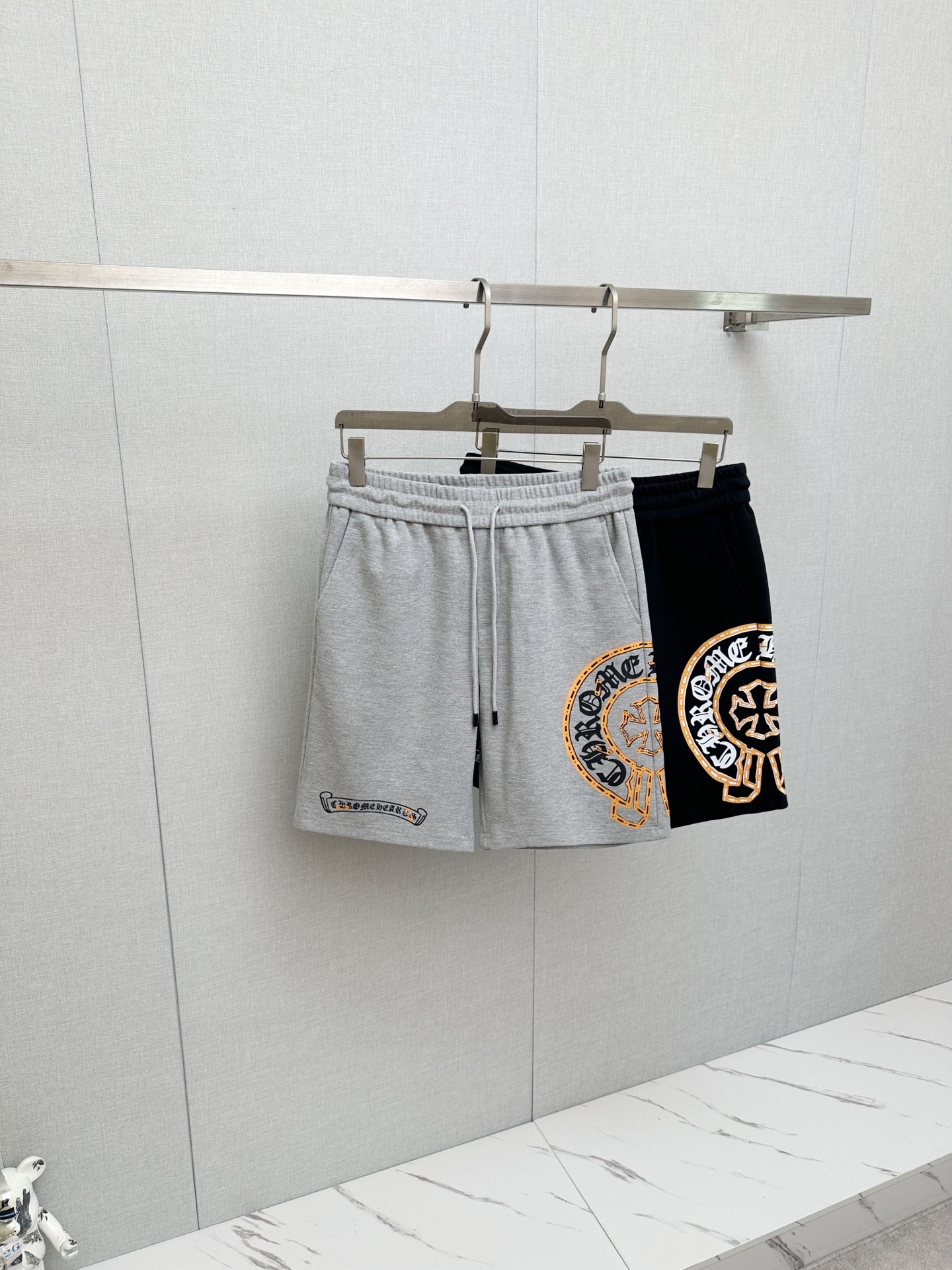 NO:937442,Crow's popular shorts 2026ss new men's casual shorts, high-end version!  Custom-made fabrics at the counter are highly breathable and comfortable, with impeccable details. The brand design concept reflects high quality. It feels delicate and soft!  It presents a casual cut and the upper body shape is awesome!  Size M-4XL,,chrome hearts,shorts,19860909克罗 爆款短裤2026ss新款男士休闲短裤,高端版本！专柜定制面料 透气舒适度高,细节无可挑剔,品牌设计理念,体现高品质.手感细腻柔软！呈现休闲裁剪,上身版型超赞！码数M-4XL,,chrome hearts,shorts,,Men's clothing