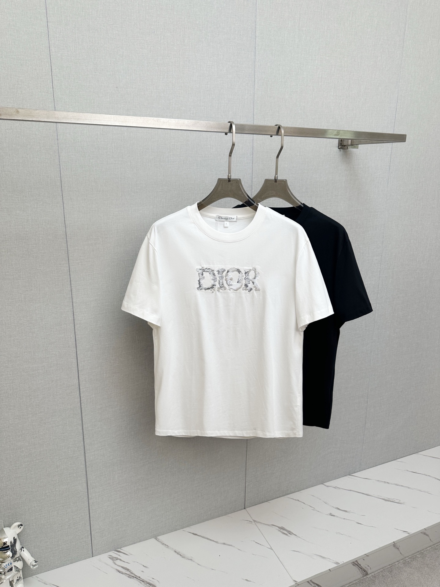 NO:947173,DIOR 2026ss spring and summer latest version of the latest version of the new debut counter, the latest short-sleeved round neck T-shirt, high-end customization, avant-garde and fashionable design!  Soft to the touch. Comfortable to wear. Exquisite counter-level stitching. Exquisite workmanship. The upper body effect is incomparably handsome!  A must-have item for a stylish man!  Size M—3XL,,dior,T-shirt,tees,t-shirt,19860909DIOR 2026ss 春夏最高版本新款首发专柜最新款短袖圆领T恤 高端订制 设计前卫时尚！手感柔软.穿着舒适.专柜级别精致车线.做工精细.上身效果无敌帅气！型男必备单品！ 码数M—3XL,,dior,T-shirt,tees，t-shirt,,Men's clothing