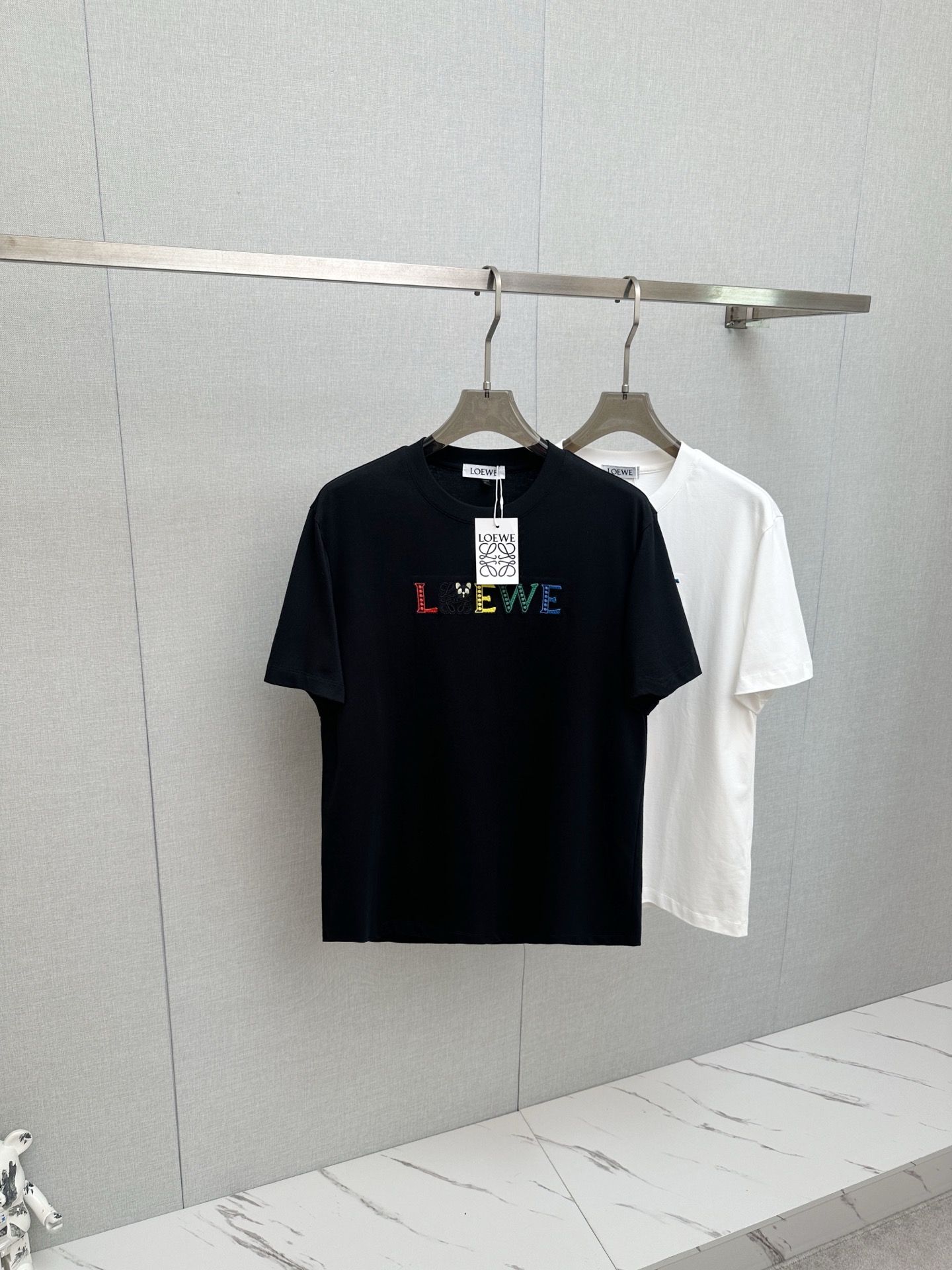 NO:947158,LOEWE 2026ss spring and summer latest version of the latest new debut counter, the latest short-sleeved round neck T-shirt, high-end customization, avant-garde and fashionable design!  Soft to the touch. Comfortable to wear. Exquisite counter-level stitching. Exquisite workmanship. The upper body effect is incomparably handsome!  A must-have item for a stylish man!  Size M—3XL,,loewe,T-shirt,tees,t-shirt,19860909LOEWE 2026ss 春夏最高版本新款首发专柜最新款短袖圆领T恤 高端订制 设计前卫时尚！手感柔软.穿着舒适.专柜级别精致车线.做工精细.上身效果无敌帅气！型男必备单品！ 码数M—3XL,,loewe,T-shirt,tees，t-shirt,,Men's clothing