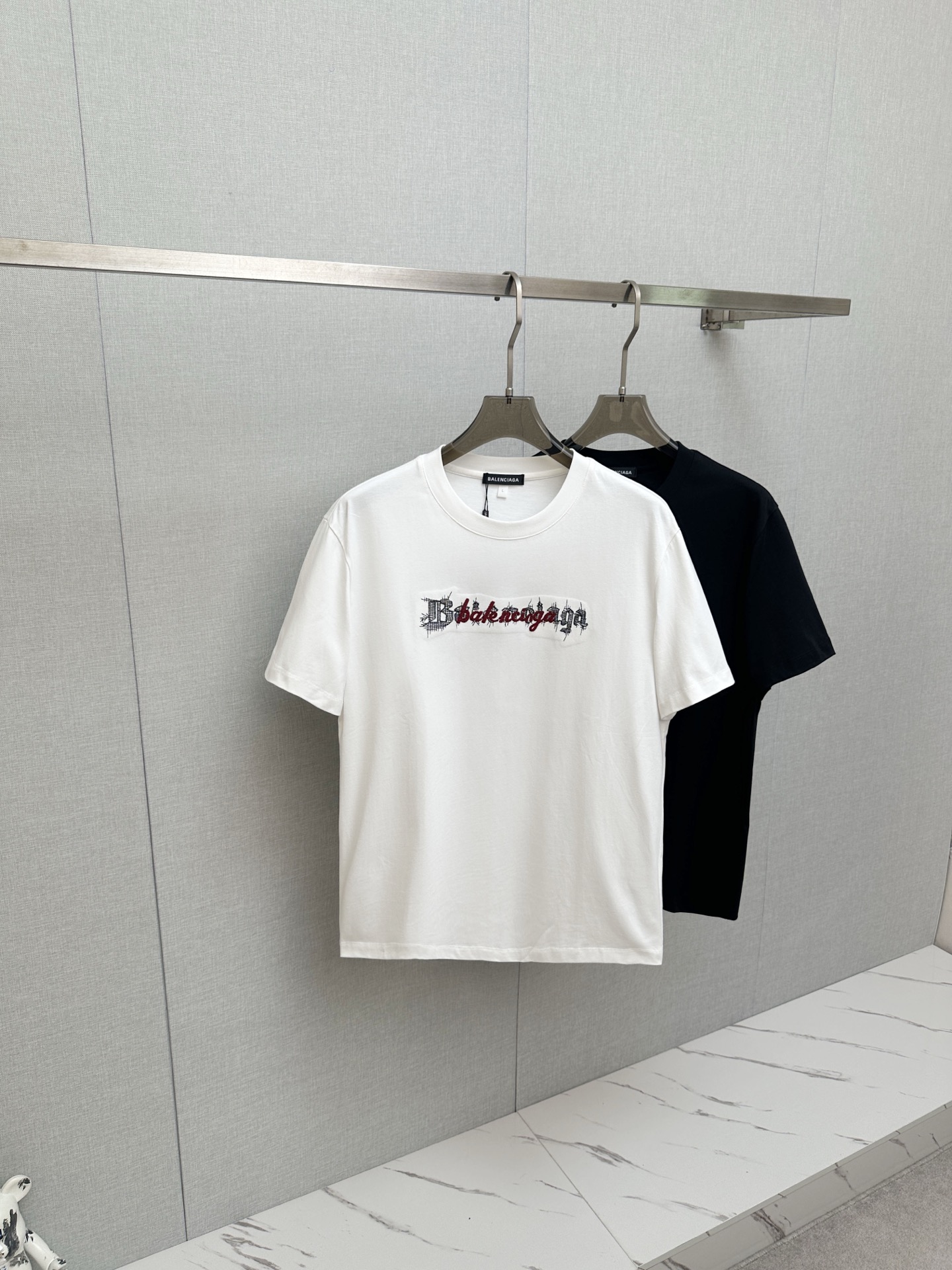 NO:947183,BAL 2026ss spring and summer's highest version of the new debut counter, the latest short-sleeved round neck T-shirt, high-end customization, avant-garde and fashionable design!  Soft to the touch. Comfortable to wear. Exquisite counter-level stitching. Exquisite workmanship. The upper body effect is incomparably handsome!  A must-have item for a stylish man!  Size M—3XL,,T-shirt,tees,t-shirt,19860909BAL 2026ss 春夏最高版本新款首发专柜最新款短袖圆领T恤 高端订制 设计前卫时尚！手感柔软.穿着舒适.专柜级别精致车线.做工精细.上身效果无敌帅气！型男必备单品！ 码数M—3XL,,T-shirt,tees，t-shirt,,Men's clothing
