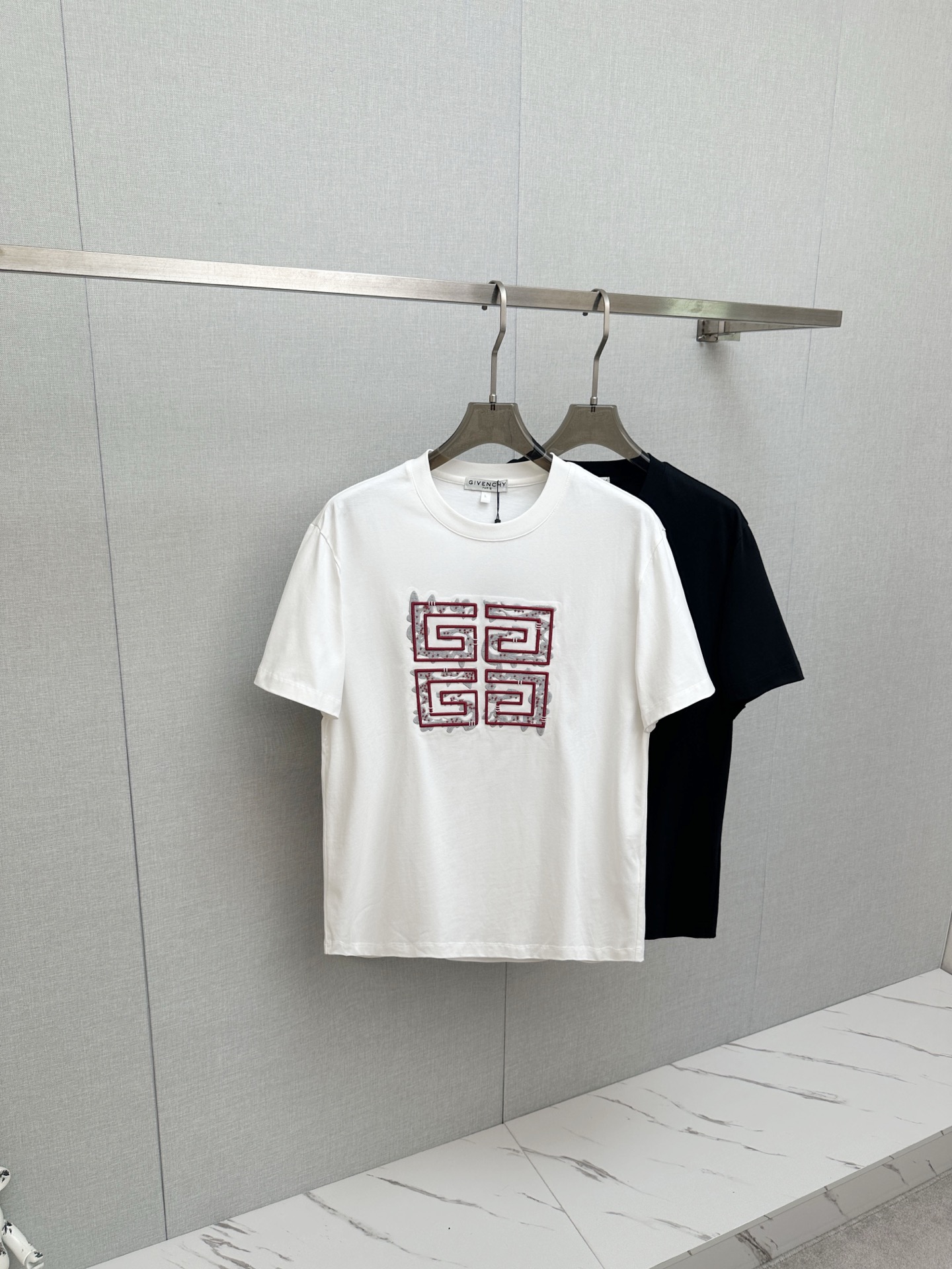 NO:947192,GIV 2026ss spring and summer's highest version of the new debut counter, the latest short-sleeved round neck T-shirt, high-end customization, avant-garde and fashionable design!  Soft to the touch. Comfortable to wear. Exquisite counter-level stitching. Exquisite workmanship. The upper body effect is incomparably handsome!  A must-have item for a stylish man!  Size M—3XL,,T-shirt,tees,t-shirt,19860909GIV 2026ss 春夏最高版本新款首发专柜最新款短袖圆领T恤 高端订制 设计前卫时尚！手感柔软.穿着舒适.专柜级别精致车线.做工精细.上身效果无敌帅气！型男必备单品！ 码数M—3XL,,T-shirt,tees，t-shirt,,Men's clothing