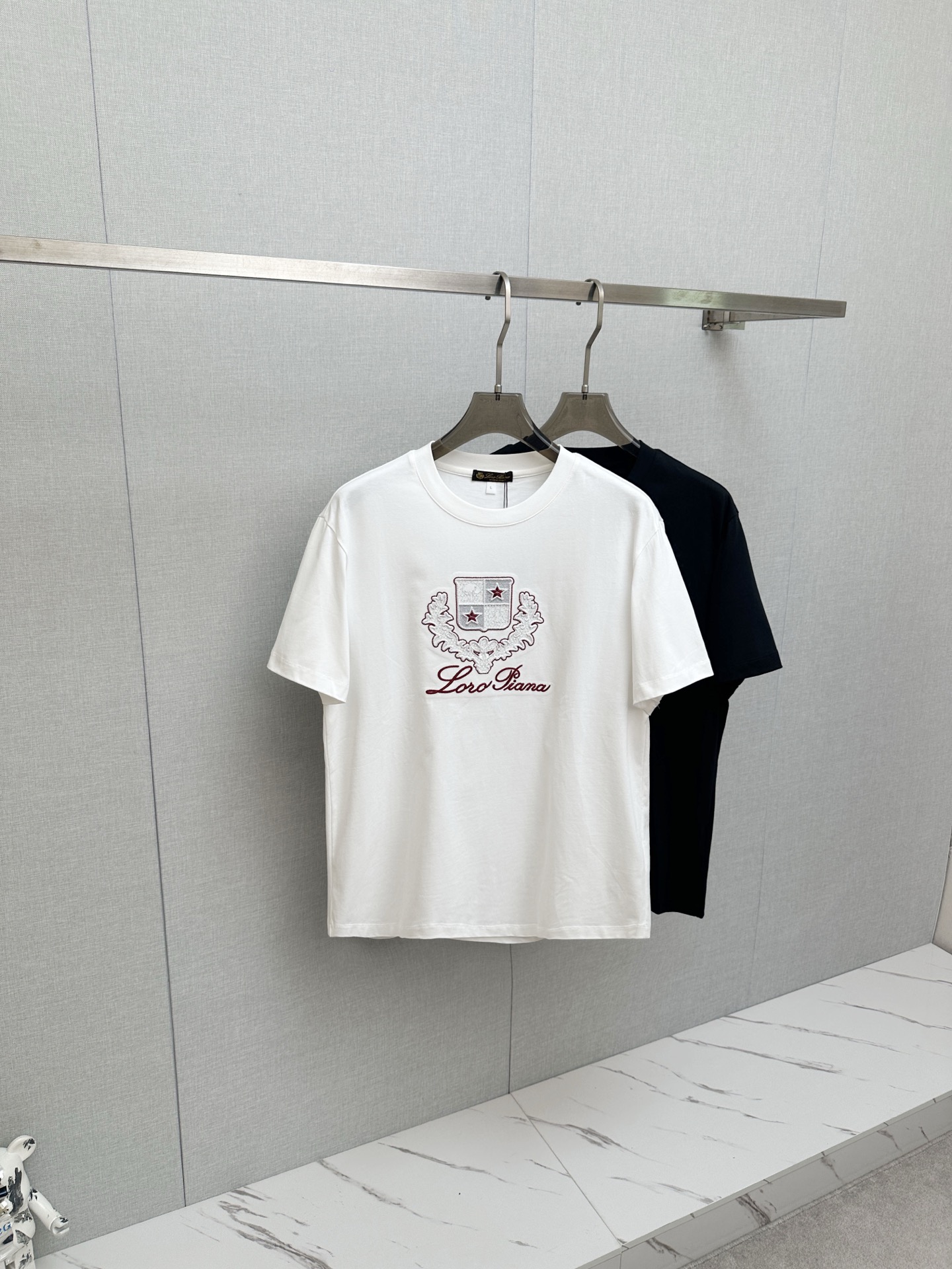 NO:947200,LP 1941ss, the latest spring and summer version of the latest version of the new debut counter, the latest short-sleeved round neck T-shirt, high-end customization, avant-garde and fashionable design!  Soft to the touch. Comfortable to wear. Exquisite counter-level stitching. Exquisite workmanship. The upper body effect is incomparably handsome!  A must-have item for a stylish man!  Size M—3XL,,loro piana,T-shirt,tees,t-shirt,19860909LP 1941ss 春夏最高版本新款首发专柜最新款短袖圆领T恤 高端订制 设计前卫时尚！手感柔软.穿着舒适.专柜级别精致车线.做工精细.上身效果无敌帅气！型男必备单品！ 码数M—3XL,,loro piana,T-shirt,tees，t-shirt,,Men's clothing