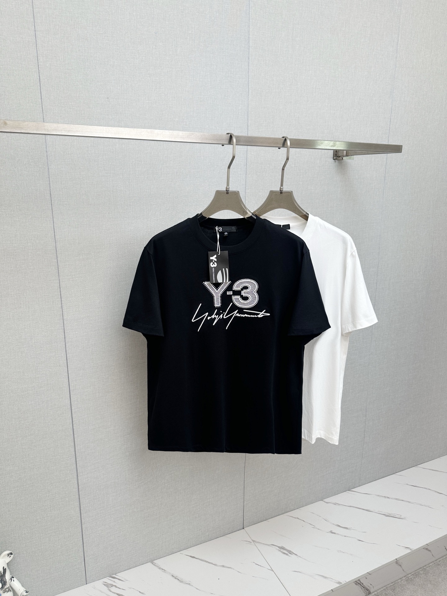 NO:947121,Y3 2026ss spring and summer's highest version of the new debut counter, the latest short-sleeved round neck T-shirt, high-end customization, avant-garde and fashionable design!  Soft to the touch. Comfortable to wear. Exquisite counter-level stitching. Exquisite workmanship. The upper body effect is incomparably handsome!  A must-have item for a stylish man!  Size M—3XL,,T-shirt,tees,t-shirt,19860909Y3 2026ss 春夏最高版本新款首发专柜最新款短袖圆领T恤 高端订制 设计前卫时尚！手感柔软.穿着舒适.专柜级别精致车线.做工精细.上身效果无敌帅气！型男必备单品！ 码数M—3XL,,T-shirt,tees，t-shirt,,Men's clothing