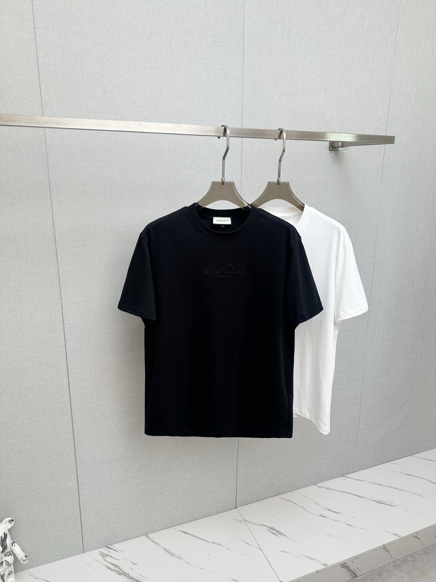 NO:947166,GUCCI 2026ss spring and summer latest version of the latest version of the new debut counter, the latest short-sleeved round neck T-shirt, high-end custom design, avant-garde and fashionable!  Soft to the touch. Comfortable to wear. Exquisite counter-level stitching. Exquisite workmanship. The upper body effect is incomparably handsome!  A must-have item for a stylish man!  Size M—3XL,,gucci,T-shirt,tees,t-shirt,19860909GUCCI 2026ss 春夏最高版本新款首发专柜最新款短袖圆领T恤 高端订制 设计前卫时尚！手感柔软.穿着舒适.专柜级别精致车线.做工精细.上身效果无敌帅气！型男必备单品！ 码数M—3XL,,gucci,T-shirt,tees，t-shirt,,Men's clothing