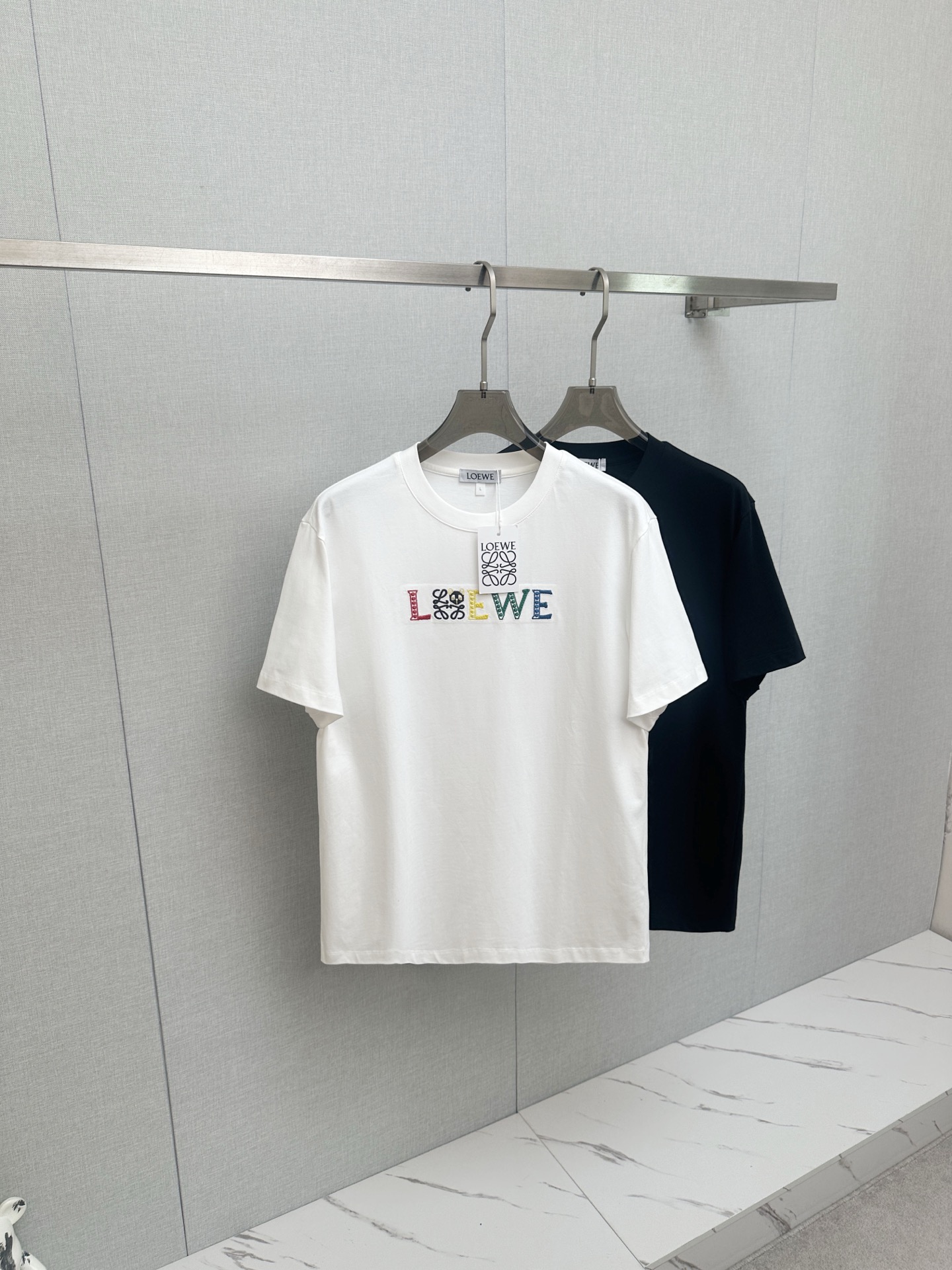 P210 LOEWE 2026ss 春夏最高版本新款首发专柜最新款短袖圆领T恤 高端订制 设计前卫时尚！手感柔软.穿着舒适.专柜级别精致车线.做工精细.上身效果无敌帅气！型男必备单品！ 码数M—3XL