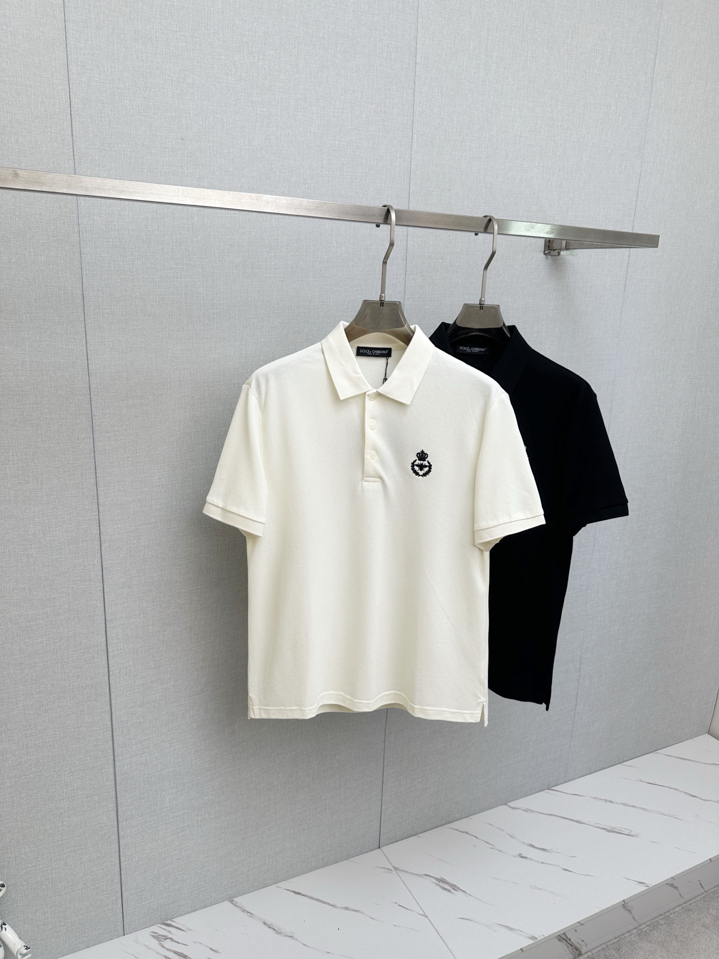 NO:912520,DG's 2026 spring and summer new style is the latest lapel short-sleeved counter, which is refreshing and breathable. High-end customized design is avant-garde and fashionable!  The brand logo is designed with heavy craftsmanship. It feels soft. It is comfortable to wear. It has exquisite counter-level stitching. It has fine workmanship. The upper body effect is incomparably handsome!  A must-have item for a stylish man!  Size M-3XL,,T-shirt,19860909DG 2026春夏新款首发专柜最新款翻领短袖,清爽透气.高端订制 设计前卫时尚！品牌logo重工艺设计 手感柔软.穿着舒适.专柜级别精致车线.做工精细.上身效果无敌帅气！型男必备单品！码数M-3XL,,T-shirt,,Men's clothing