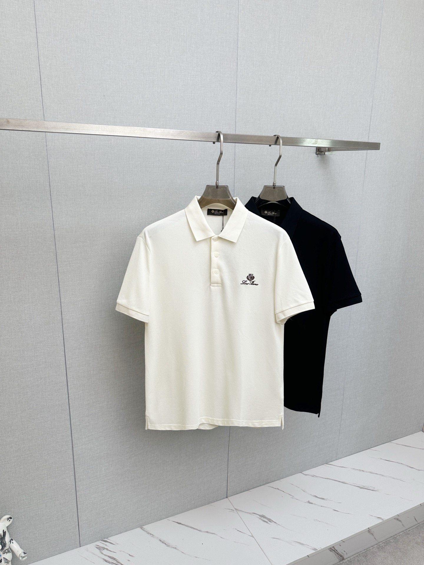 NO:912523,LP's 1941 spring and summer new style debuts at the counter, the latest lapel short-sleeve style, refreshing and breathable. High-end customization, avant-garde and fashionable design!  The brand logo is designed with heavy craftsmanship. It feels soft. It is comfortable to wear. It has exquisite counter-level stitching. It has fine workmanship. The upper body effect is incomparably handsome!  A must-have item for a stylish man!  Size M-3XL,,loro piana,T-shirt,19860909LP 1941春夏新款首发专柜最新款翻领短袖,清爽透气.高端订制 设计前卫时尚！品牌logo重工艺设计 手感柔软.穿着舒适.专柜级别精致车线.做工精细.上身效果无敌帅气！型男必备单品！码数M-3XL,,loro piana,T-shirt,,Men's clothing