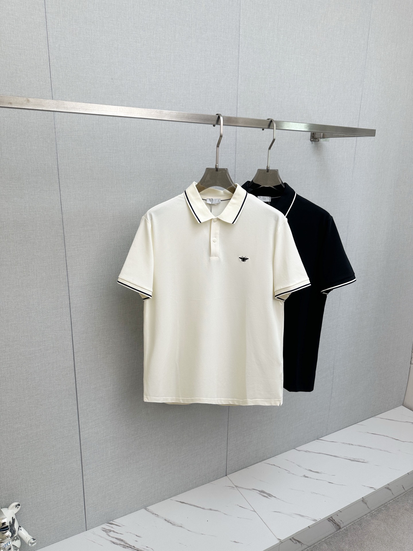 NO:912526,DIOR's 2026 spring and summer new style is the latest lapel short-sleeved counter at the first launch counter, refreshing and breathable. High-end customization with avant-garde and fashionable design!  The brand logo is designed with heavy craftsmanship. It feels soft. It is comfortable to wear. It has exquisite counter-level stitching. It has fine workmanship. The upper body effect is incomparably handsome!  A must-have item for a stylish man!  Size M-3XL,,dior,T-shirt,19860909DIOR 2026春夏新款首发专柜最新款翻领短袖,清爽透气.高端订制 设计前卫时尚！品牌logo重工艺设计 手感柔软.穿着舒适.专柜级别精致车线.做工精细.上身效果无敌帅气！型男必备单品！码数M-3XL,,dior,T-shirt,,Men's clothing