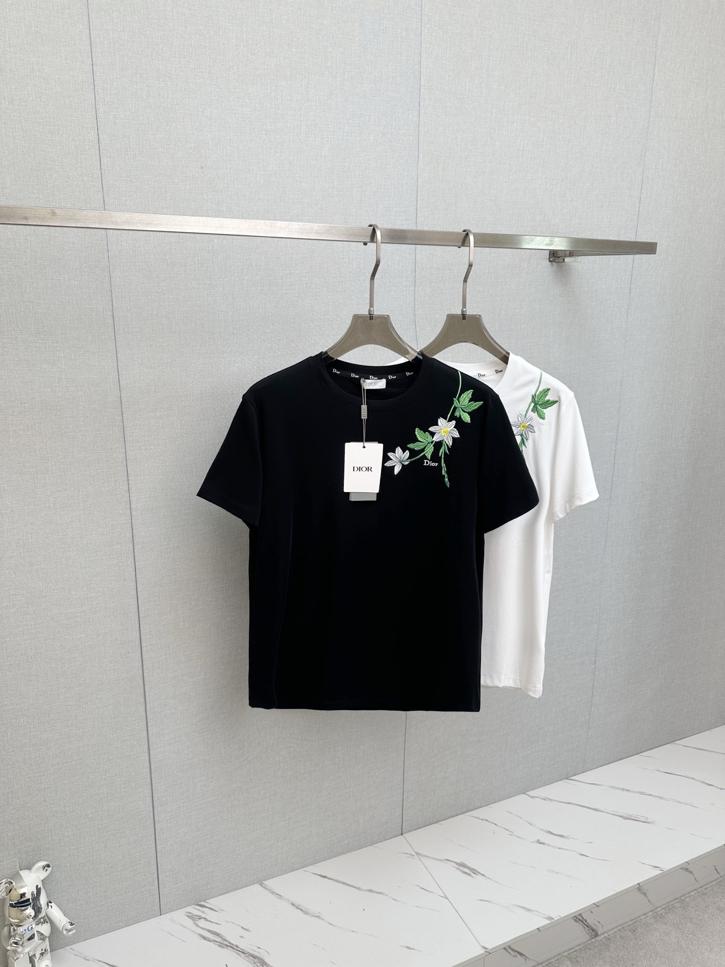 NO:912512,DIOR 2026ss spring and summer latest version of the latest version of the new debut counter, the latest short-sleeved round neck T-shirt, high-end customization, avant-garde and fashionable design!  Soft to the touch. Comfortable to wear. Exquisite counter-level stitching. Exquisite workmanship. The upper body effect is incomparably handsome!  A must-have item for a stylish man!  Size M—3XL,,dior,T-shirt,tees,t-shirt,19860909DIOR 2026ss 春夏最高版本新款首发专柜最新款短袖圆领T恤 高端订制 设计前卫时尚！手感柔软.穿着舒适.专柜级别精致车线.做工精细.上身效果无敌帅气！型男必备单品！ 码数M—3XL,,dior,T-shirt,tees，t-shirt,,Men's clothing