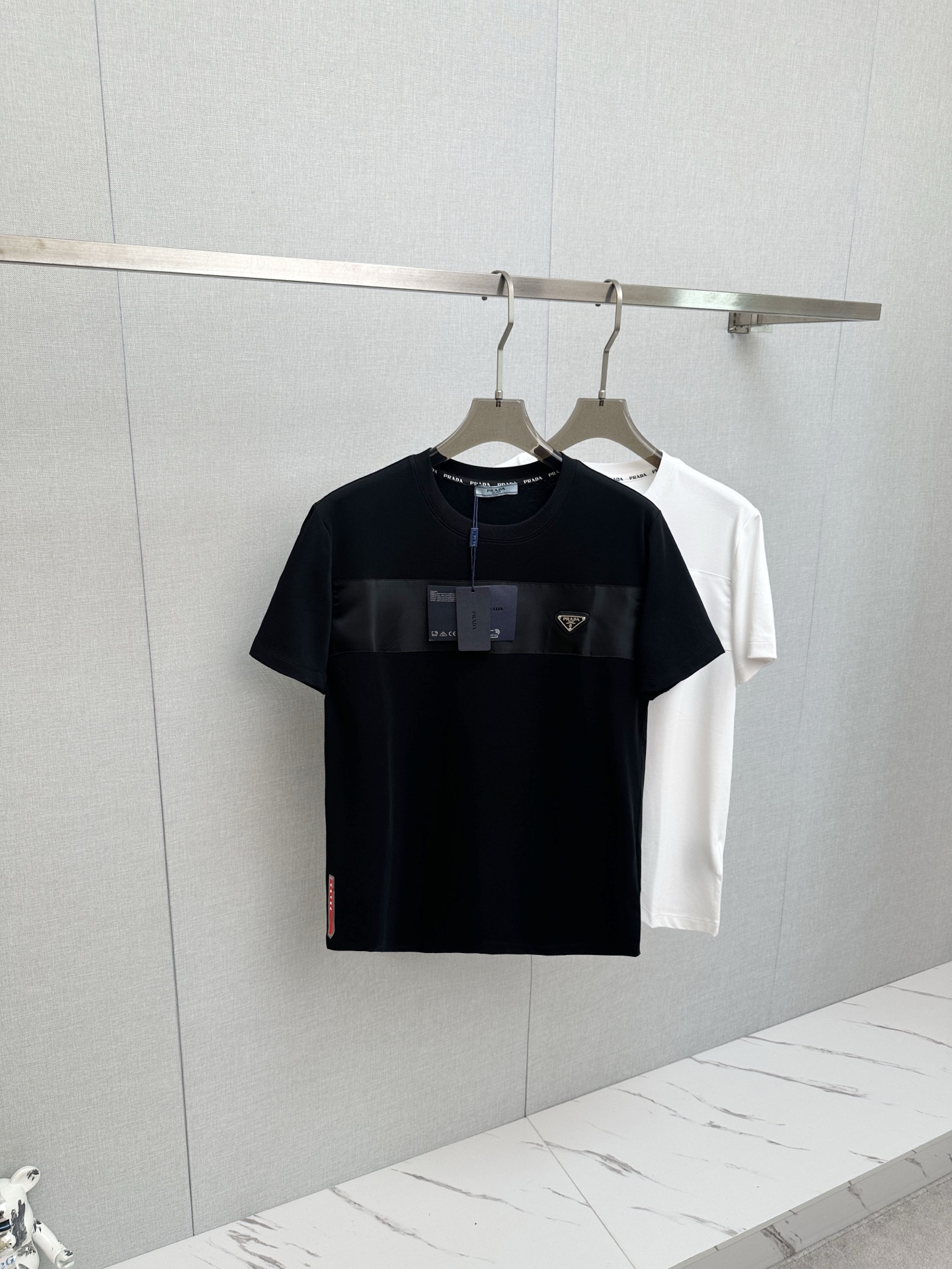 NO:912538,PRADA 2026ss spring and summer's highest version of the new debut counter, the latest short-sleeved round neck T-shirt, high-end customization, avant-garde and fashionable design!  Soft to the touch. Comfortable to wear. Exquisite counter-level stitching. Exquisite workmanship. The upper body effect is incomparably handsome!  A must-have item for a stylish man!  Size M—3XL,,prada,T-shirt,tees,t-shirt,19860909PRADA 2026ss 春夏最高版本新款首发专柜最新款短袖圆领T恤 高端订制 设计前卫时尚！手感柔软.穿着舒适.专柜级别精致车线.做工精细.上身效果无敌帅气！型男必备单品！ 码数M—3XL,,prada,T-shirt,tees，t-shirt,,Men's clothing