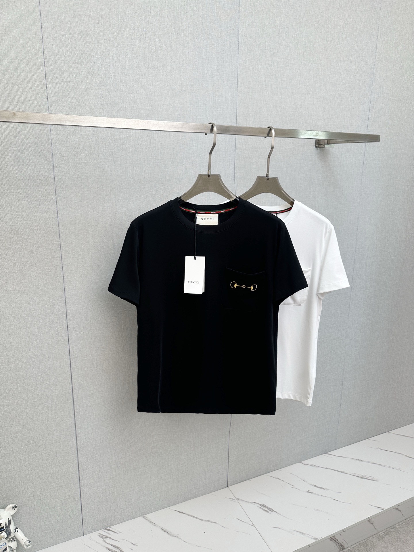 NO:912535,GUCCI 2026ss spring and summer latest version of the latest version of the new debut counter, the latest short-sleeved round neck T-shirt, high-end custom design, avant-garde and fashionable!  Soft to the touch. Comfortable to wear. Exquisite counter-level stitching. Exquisite workmanship. The upper body effect is incomparably handsome!  A must-have item for a stylish man!  Size M—3XL,,gucci,T-shirt,tees,t-shirt,19860909GUCCI 2026ss 春夏最高版本新款首发专柜最新款短袖圆领T恤 高端订制 设计前卫时尚！手感柔软.穿着舒适.专柜级别精致车线.做工精细.上身效果无敌帅气！型男必备单品！ 码数M—3XL,,gucci,T-shirt,tees，t-shirt,,Men's clothing
