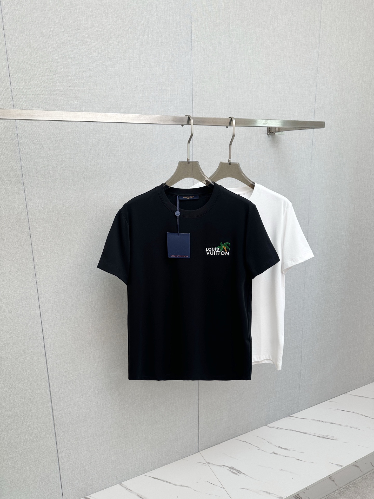 NO:912532,LV 2026ss spring and summer latest version of the latest version of the new debut counter, the latest short-sleeved round neck T-shirt, high-end customization, avant-garde and fashionable design!  Soft to the touch. Comfortable to wear. Exquisite counter-level stitching. Exquisite workmanship. The upper body effect is incomparably handsome!  A must-have item for a stylish man!  Size M—3XL,,louis vuitton,T-shirt,tees,t-shirt,19860909LV 2026ss 春夏最高版本新款首发专柜最新款短袖圆领T恤 高端订制 设计前卫时尚！手感柔软.穿着舒适.专柜级别精致车线.做工精细.上身效果无敌帅气！型男必备单品！ 码数M—3XL,,louis vuitton,T-shirt,tees，t-shirt,,Men's clothing