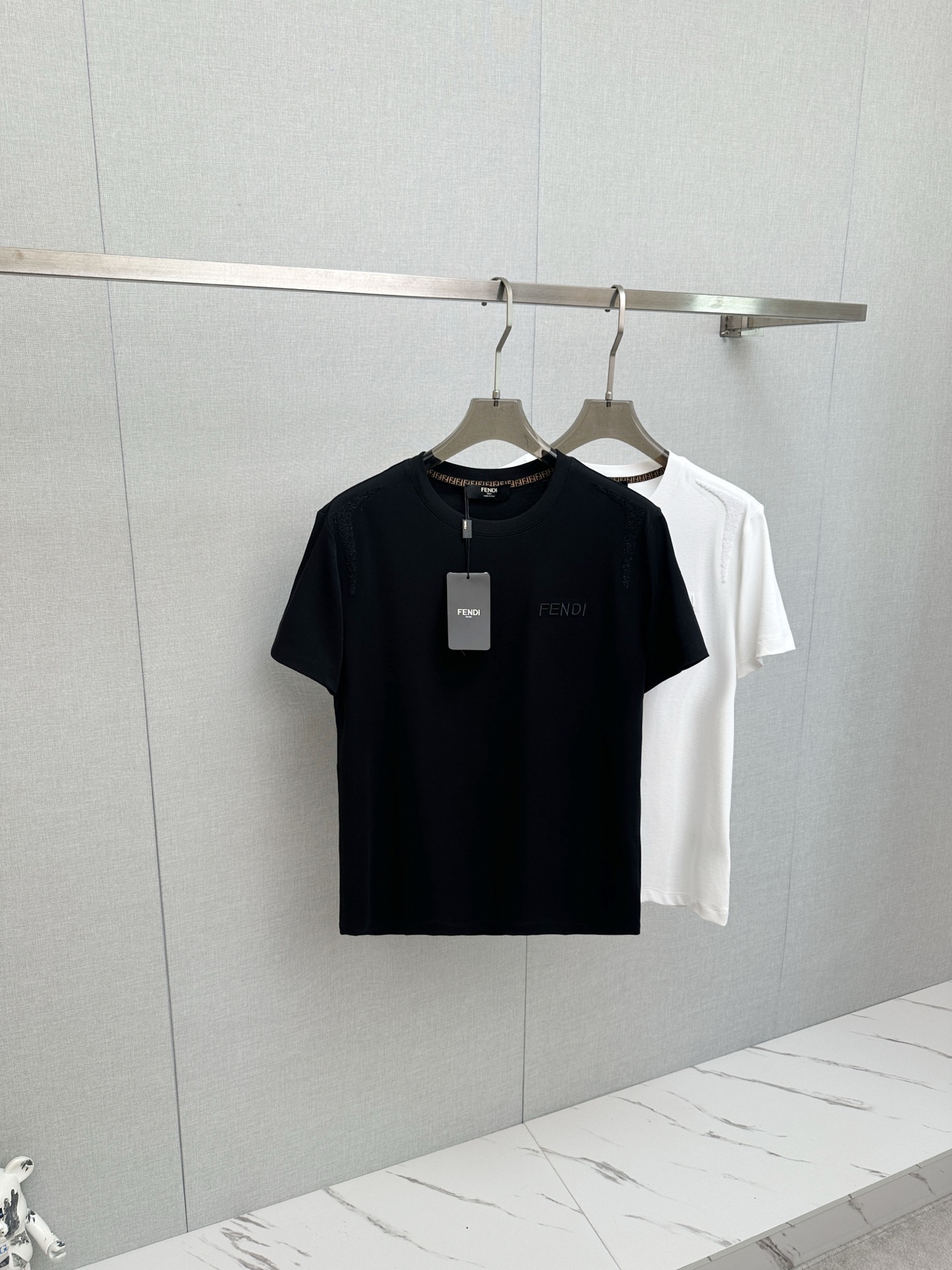 NO:912529,FD 2026ss spring and summer's highest version of the new debut counter, the latest short-sleeved round neck T-shirt, high-end customization, avant-garde and fashionable design!  Soft to the touch. Comfortable to wear. Exquisite counter-level stitching. Exquisite workmanship. The upper body effect is incomparably handsome!  A must-have item for a stylish man!  Size M—3XL,,T-shirt,tees,t-shirt,19860909FD 2026ss 春夏最高版本新款首发专柜最新款短袖圆领T恤 高端订制 设计前卫时尚！手感柔软.穿着舒适.专柜级别精致车线.做工精细.上身效果无敌帅气！型男必备单品！ 码数M—3XL,,T-shirt,tees，t-shirt,,Men's clothing