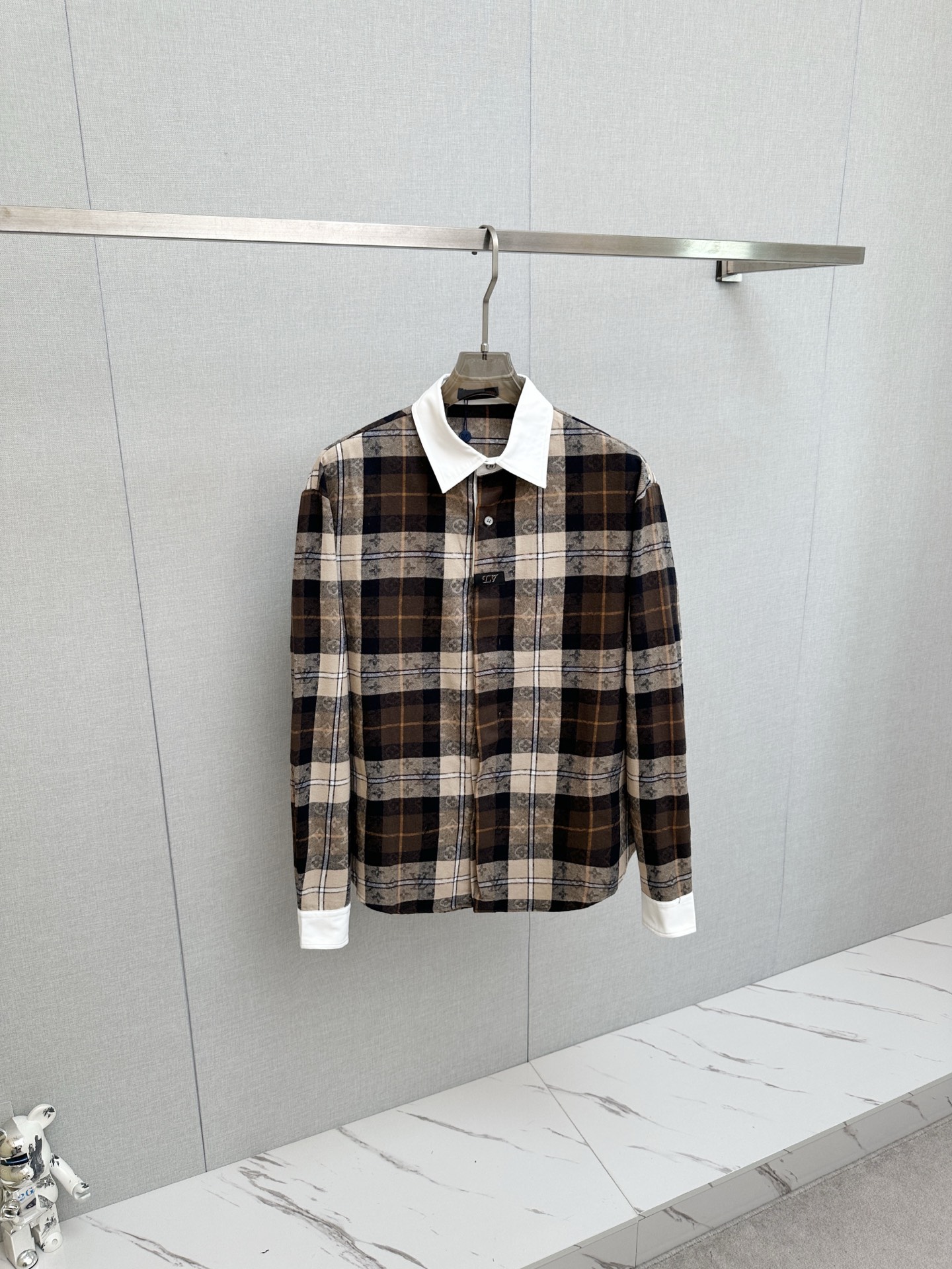 NO:915312,2026 new arrivals, Lujia’s latest long-sleeved wool shirts, official website synchronized!  Using exquisite craftsmanship to interpret American fashion, the sheep wool jacquard plaid echoes the brand's classic presbyopia and the buttons are enriched with elegant details. The fabric texture is soft and delicate. The upper body is casual and fashionable!  Original film, customized, perfect workmanship quality, look at the details, same style for men and women, size S-XL,, louis vuitton, louis vuitton, shirts,198609092026新款上新 驴家 最新长袖羊毛衬衫,官网同步！以精湛的匠艺演绎美式风尚,借绵羊毛提花格纹呼应品牌经典老花再将纽扣丰富雅致细节.面料质感柔软细腻.上身随性又时髦！原版开膜定制完美做工品质看细节 男女同款 码数S-XL,,louis vuitton,louis vuitton,shirts,,Men's clothing