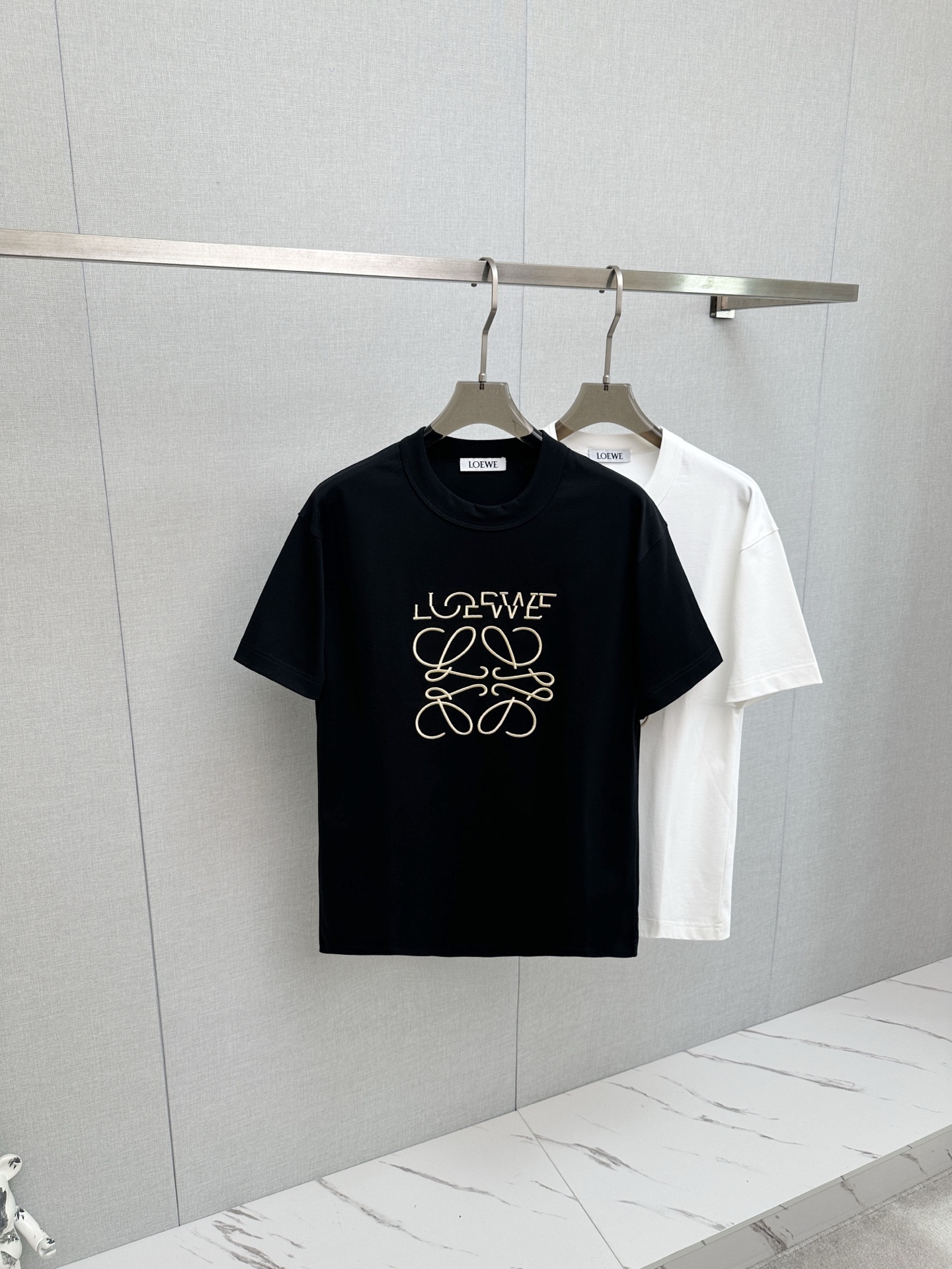 P190 LOEWE 2026新款短袖T恤！男女同款！走秀图案时尚休闲短袖T恤衫！设计logo设计！极具设计精选客供面料，手感柔软亲肤，着身舒适透气性都无法挑剔，实物绝对会让你爱不释手！无性别主义的情侣混穿款式，打开全新的时装新韵味！区别…