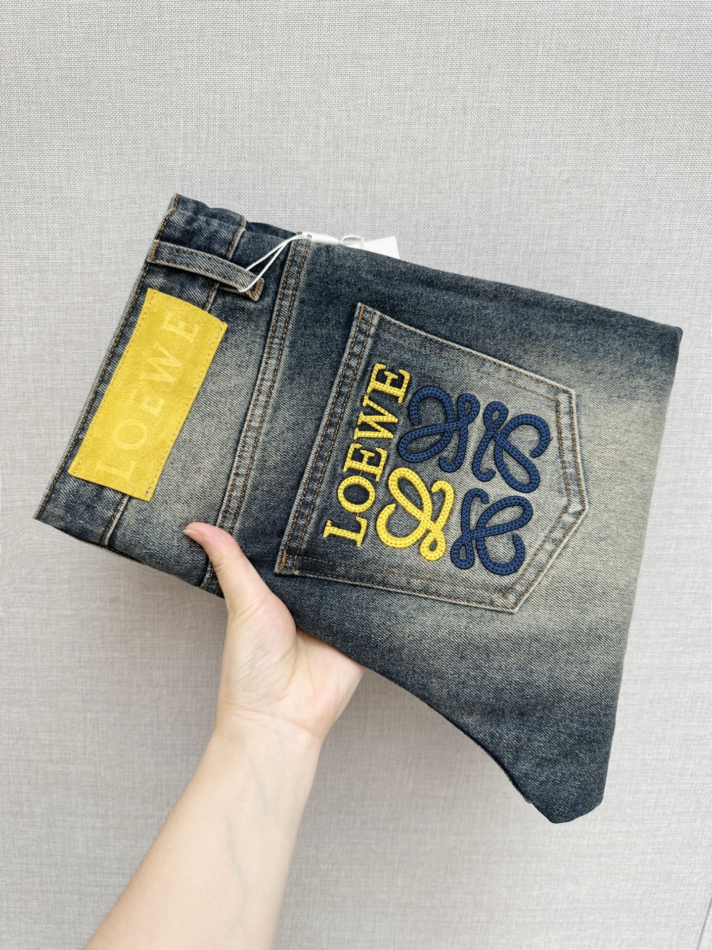 P190 LOEWE 专柜新品，原版牛仔裤 原版重工打造，品牌经典LOGO设计，三标齐全！原版五金辅料。专柜定制牛仔面料，完全对版专柜，欢迎专柜试穿后再购买，好货不怕比。码数:28—40